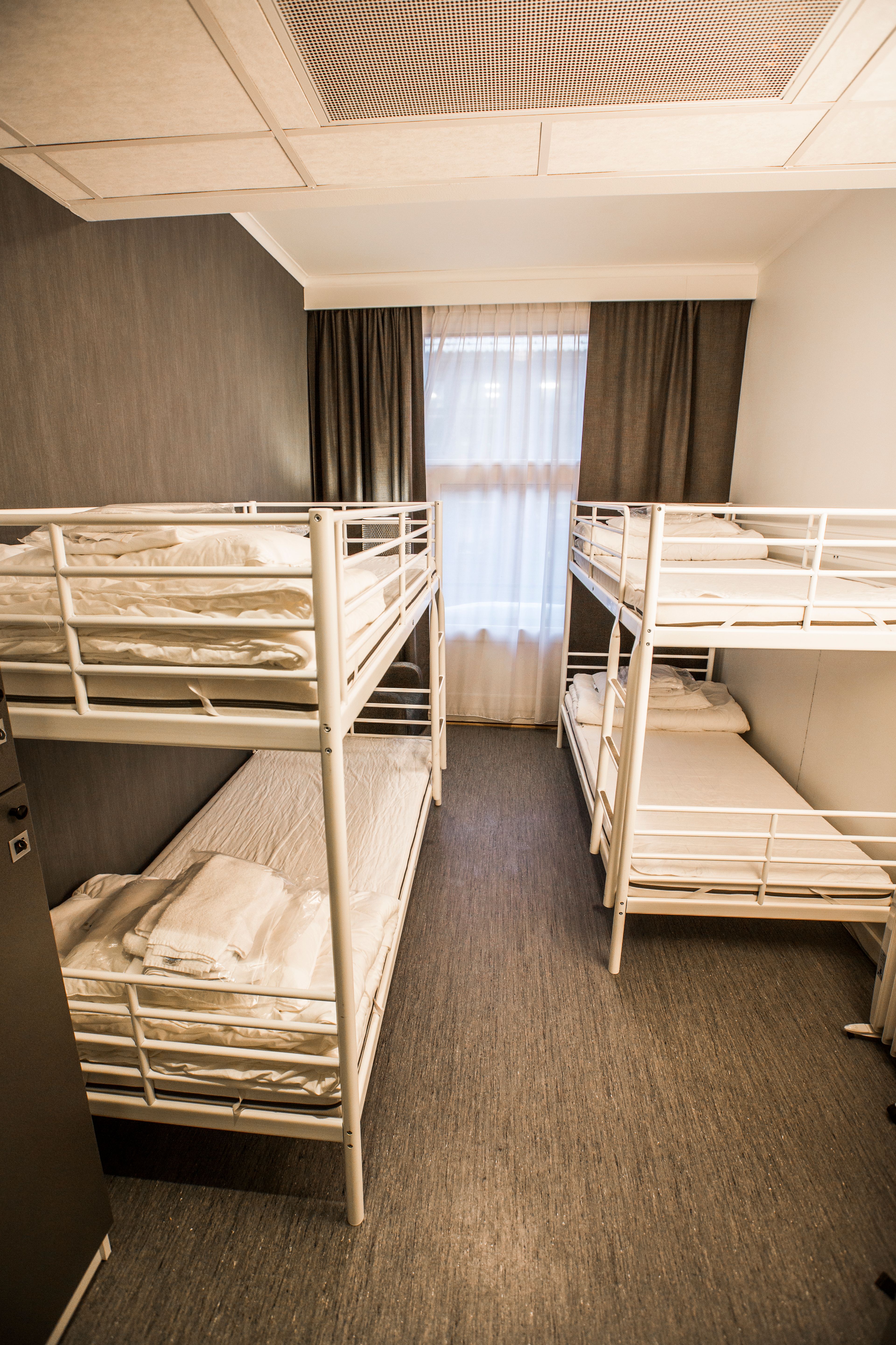 Tre køyesenger i hvit metall. Saga Hotel & Poshtel Oslo Central. Foto