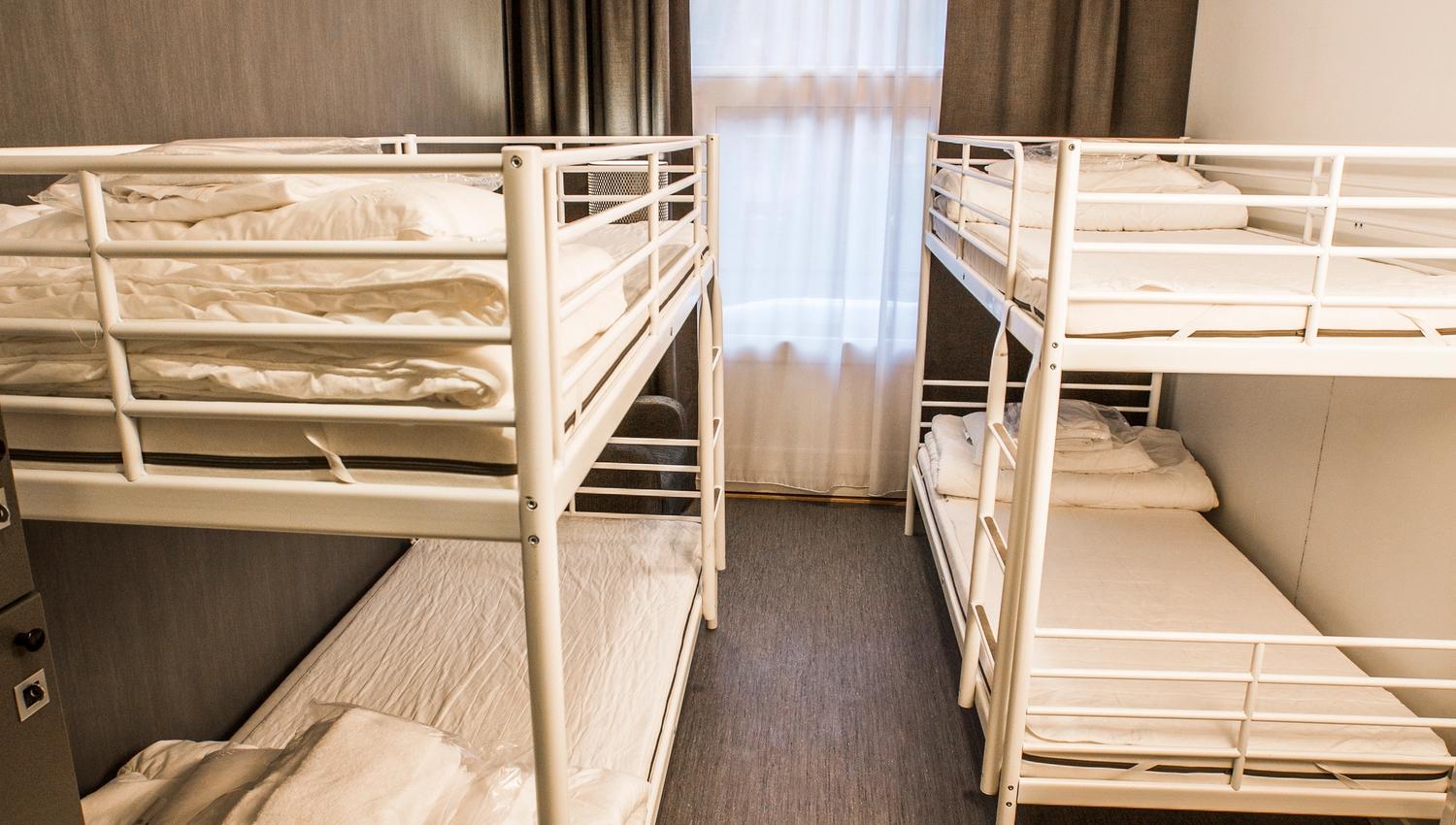 Tre køyesenger i hvit metall. Saga Hotel & Poshtel Oslo Central. Foto