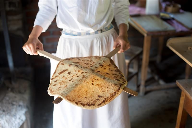Nybakt lefse på trepinner. Norsk Folkemuseum.