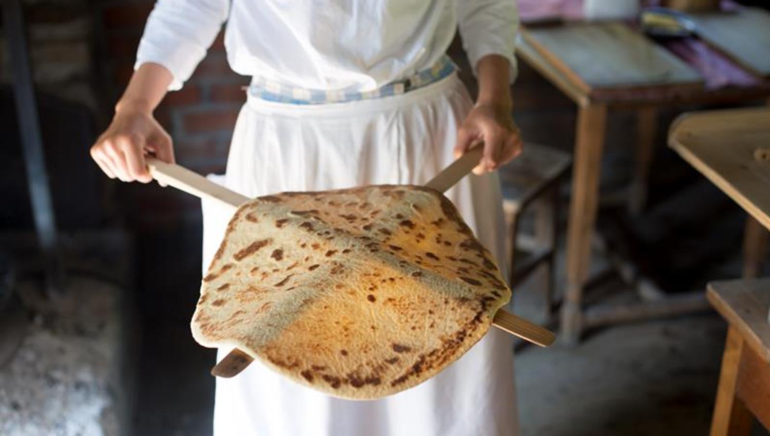 Nybakt lefse på trepinner. Norsk Folkemuseum.