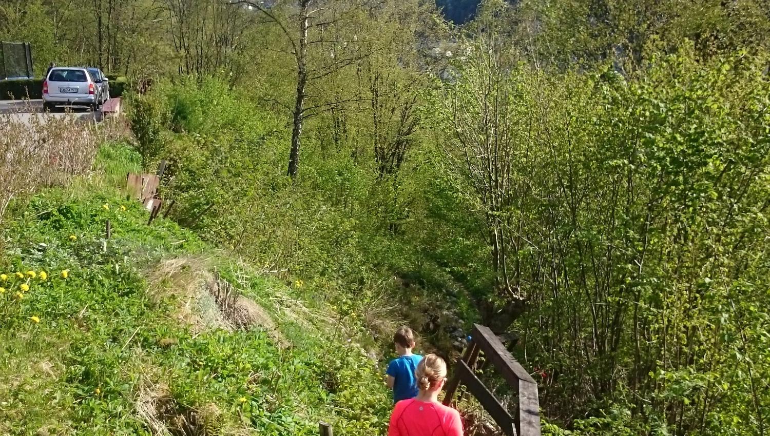 Ein familie på vandring langs kulturstien Hjøllo–Mannsåker i Hardanger ein solrik vårdag.