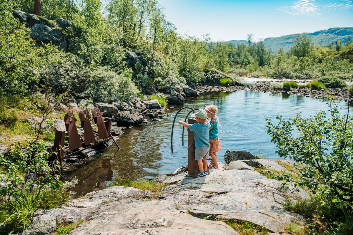 barn som leker på opplevelsessti Vasseventyret på Haukeli