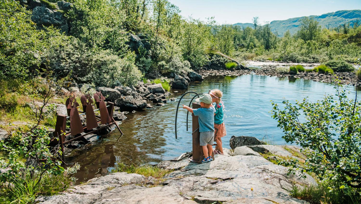 barn som leker på opplevelsessti Vasseventyret på Haukeli