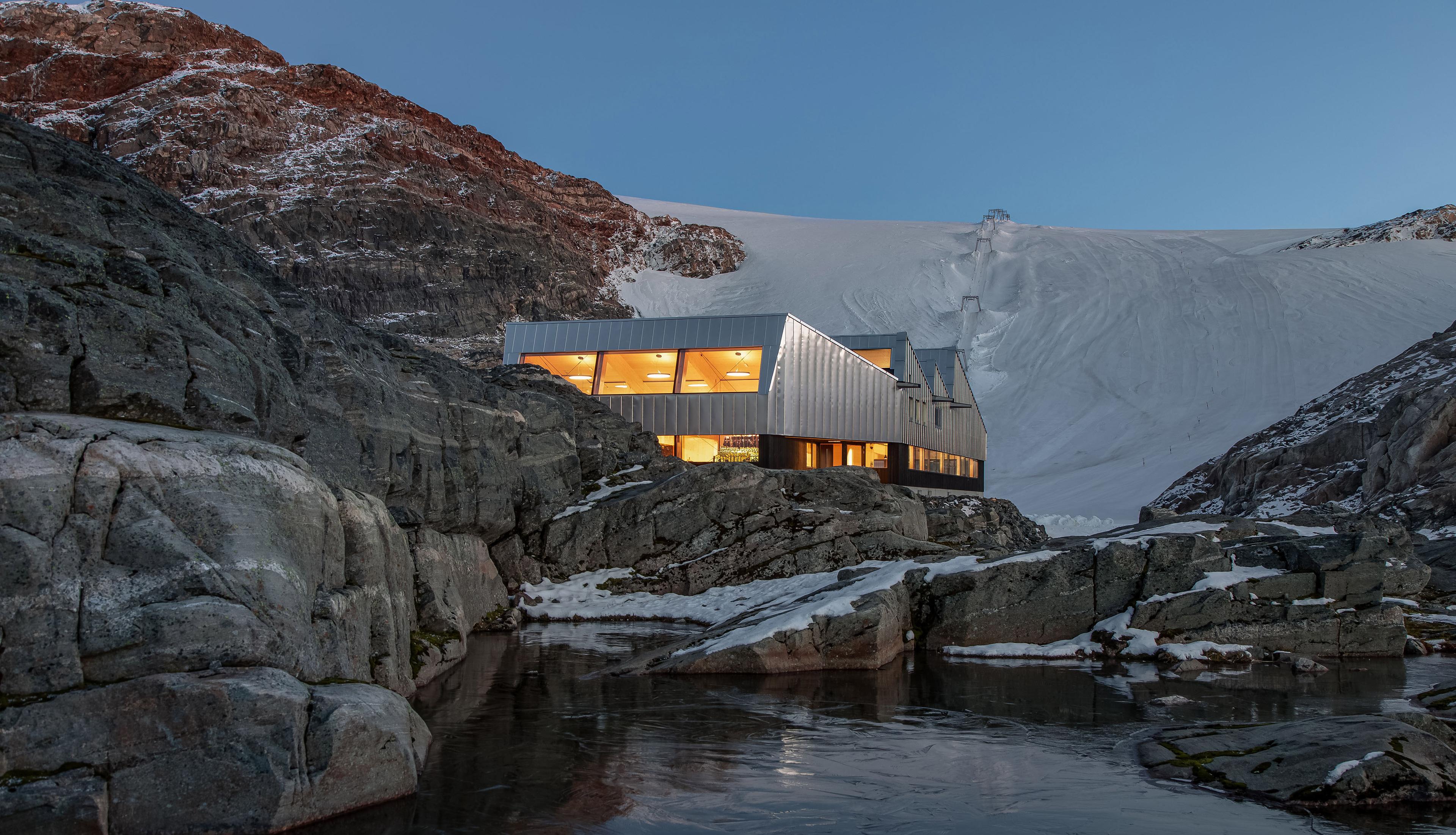 Modern architecture at Fonna1199 with the Folgefonna glacier in the background, set amidst Hardanger’s majestic landscape