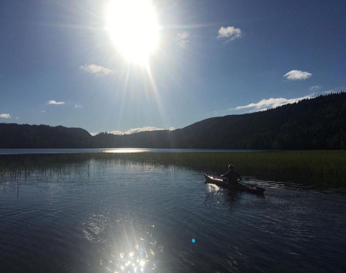 Kanopadling er en fin aktivitet når du overnatter ved en av overnattingstilbudene på Landsem gård