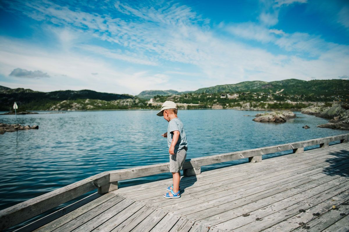 liten gutt står på brygga på opplevelsessti Vasseventyret på Haukeli