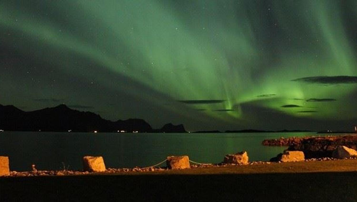 nattbilder med himmel full av nordlys