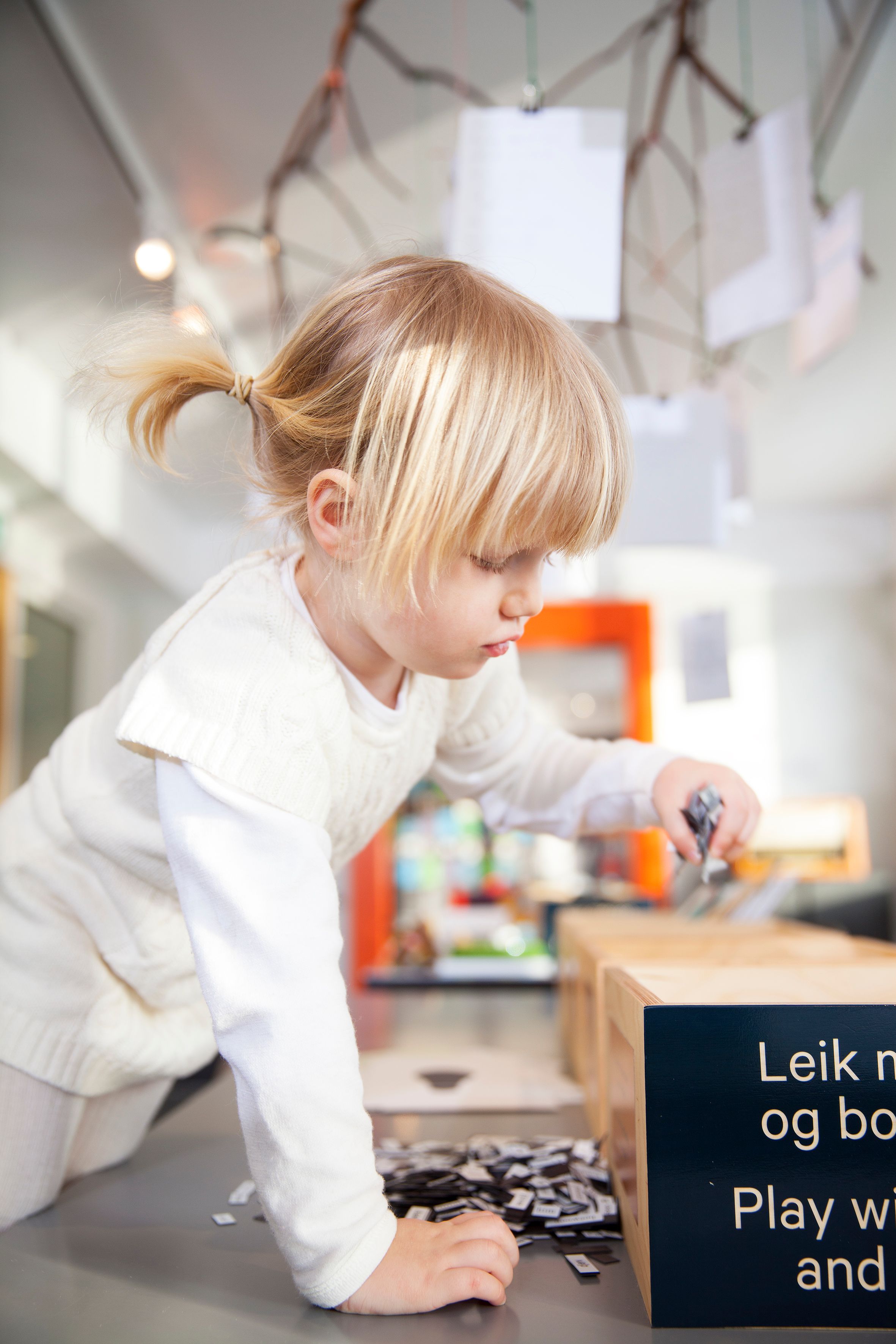 ente leikar og utforskar kreative oppgåver i barneavdelinga på Haugesenteret.