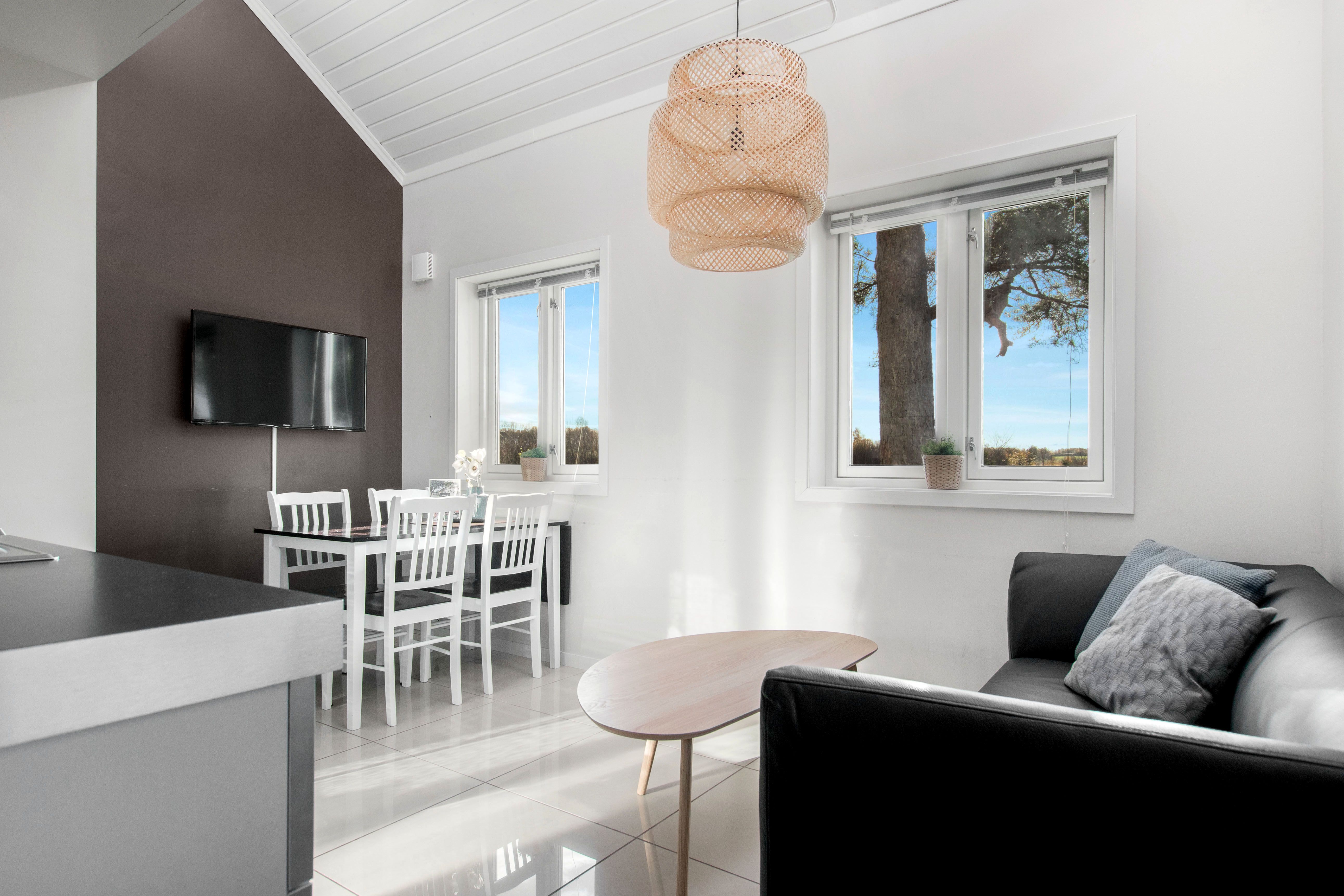 Stue med sofa, bord, spisegruppe og TV