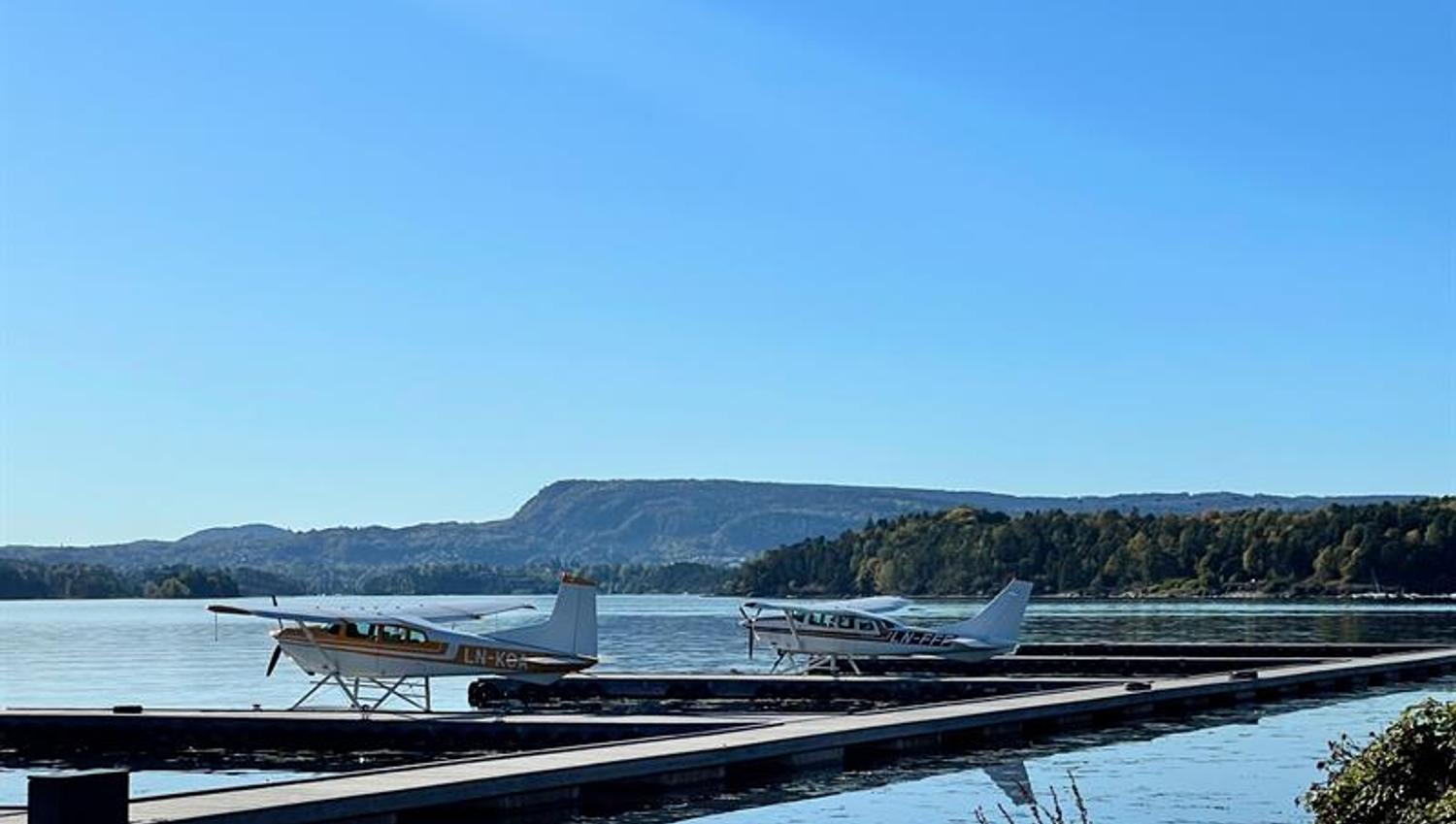To sjøfly ved brygge