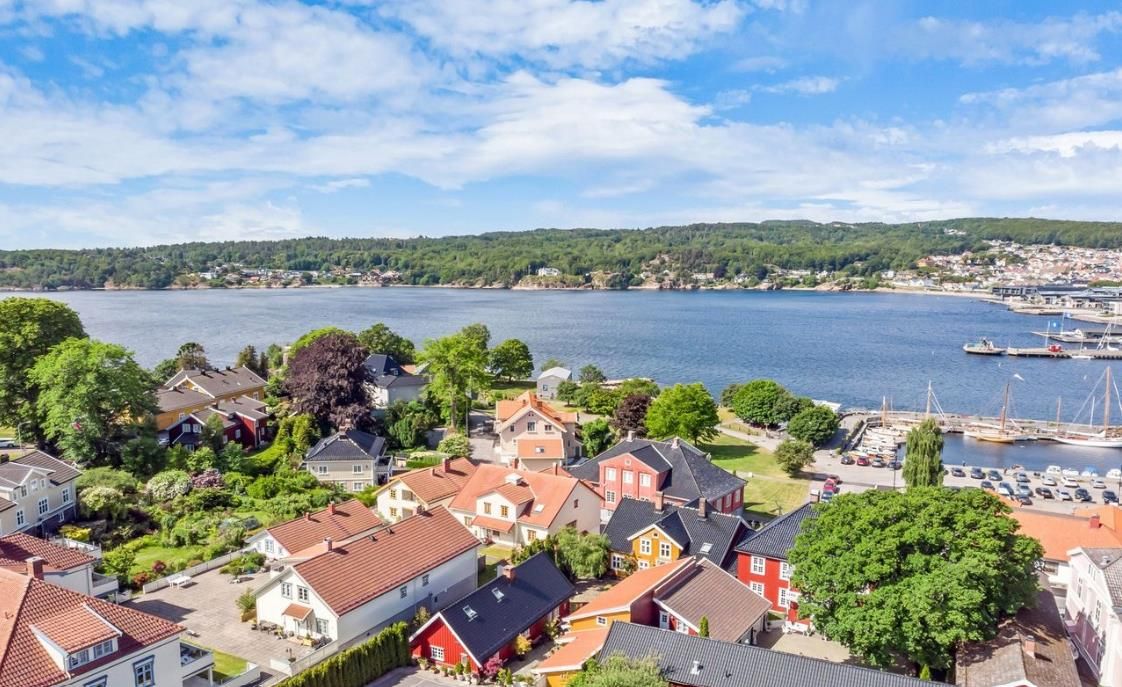 Dronebilde over Tollerodden. Tollgården i gult