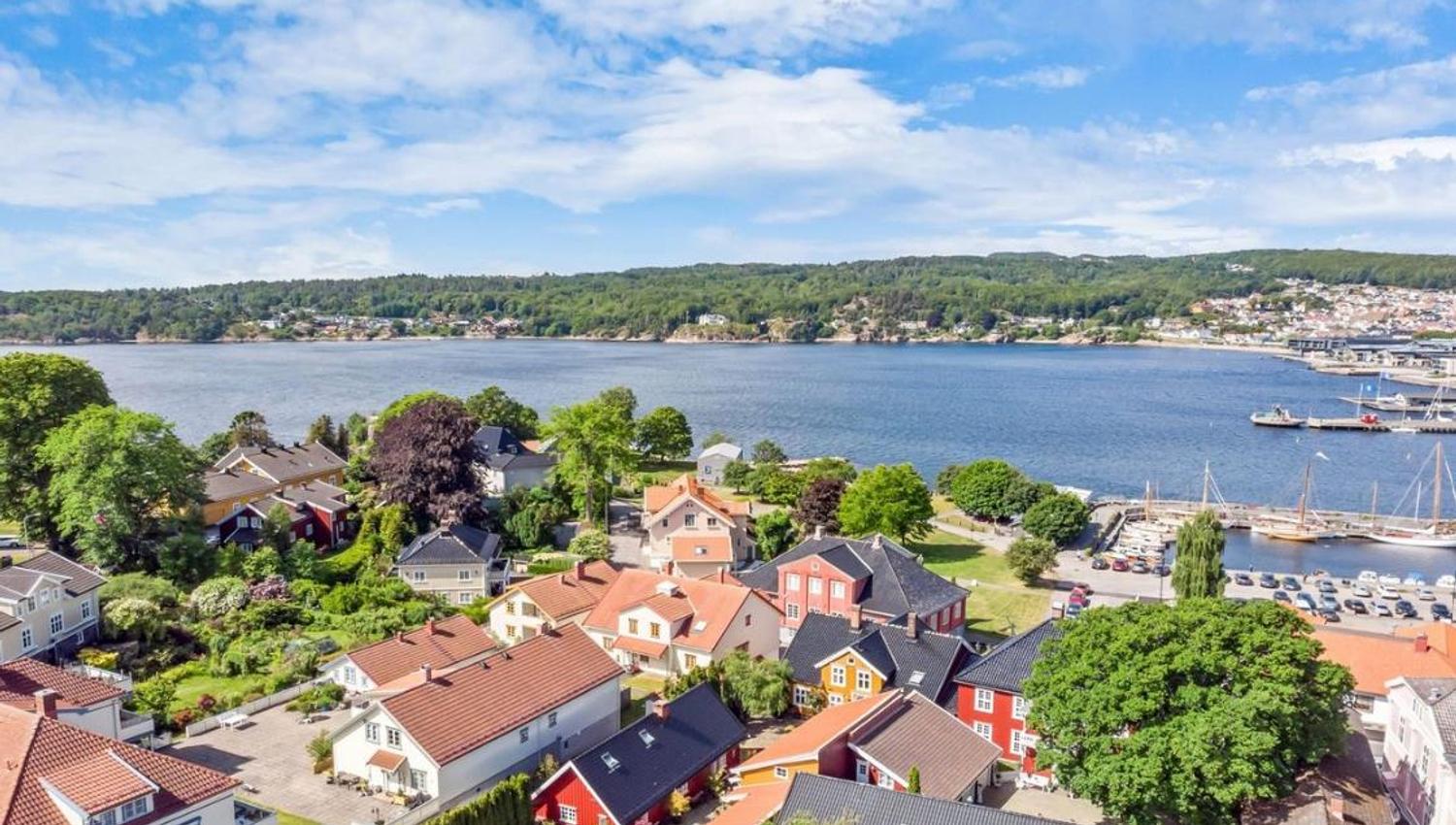 Dronebilde over Tollerodden. Tollgården i gult