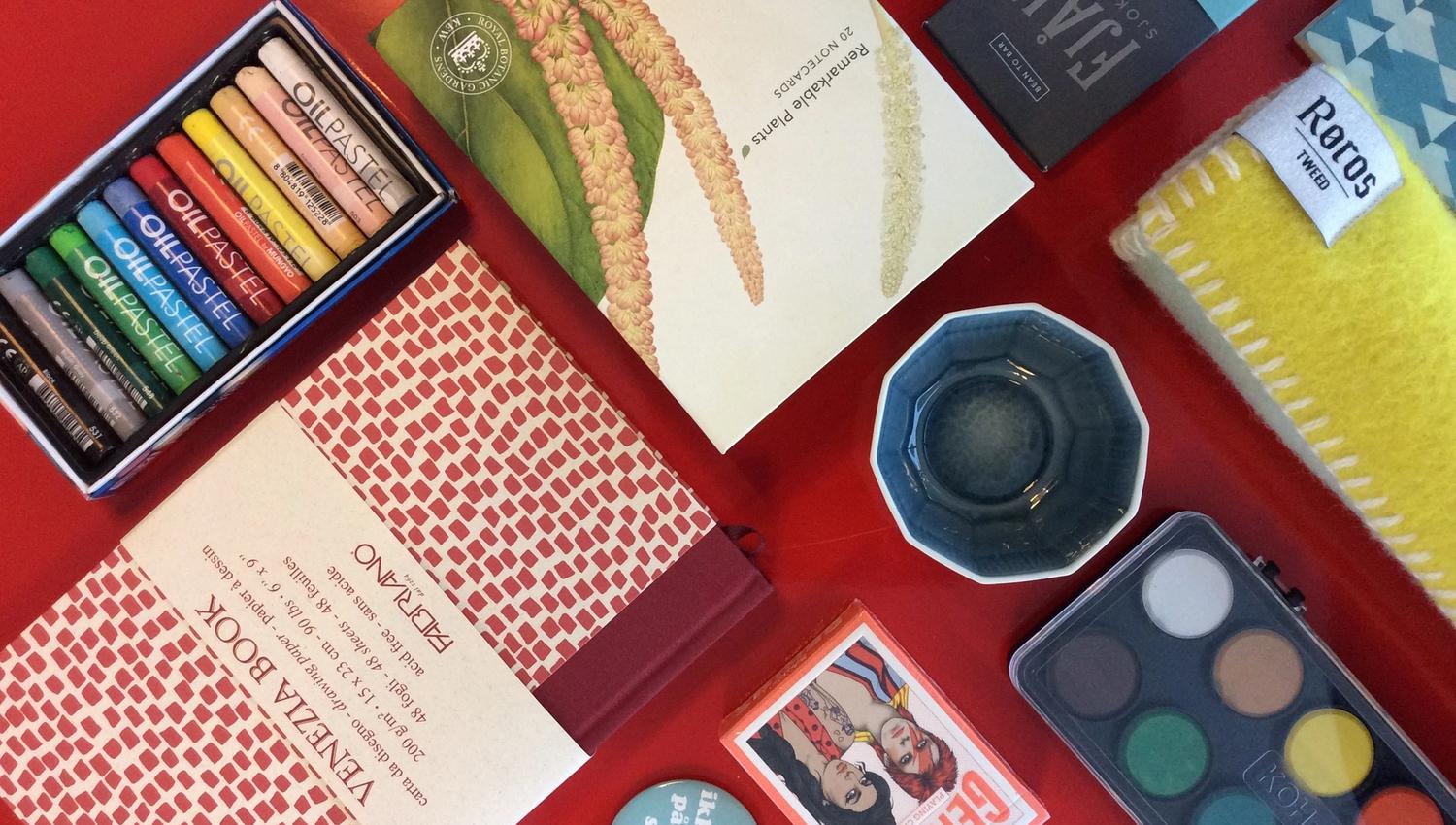 Lokale handverksprodukt og kunstrelaterte gåver i suvenirbutikken på Kabuso.