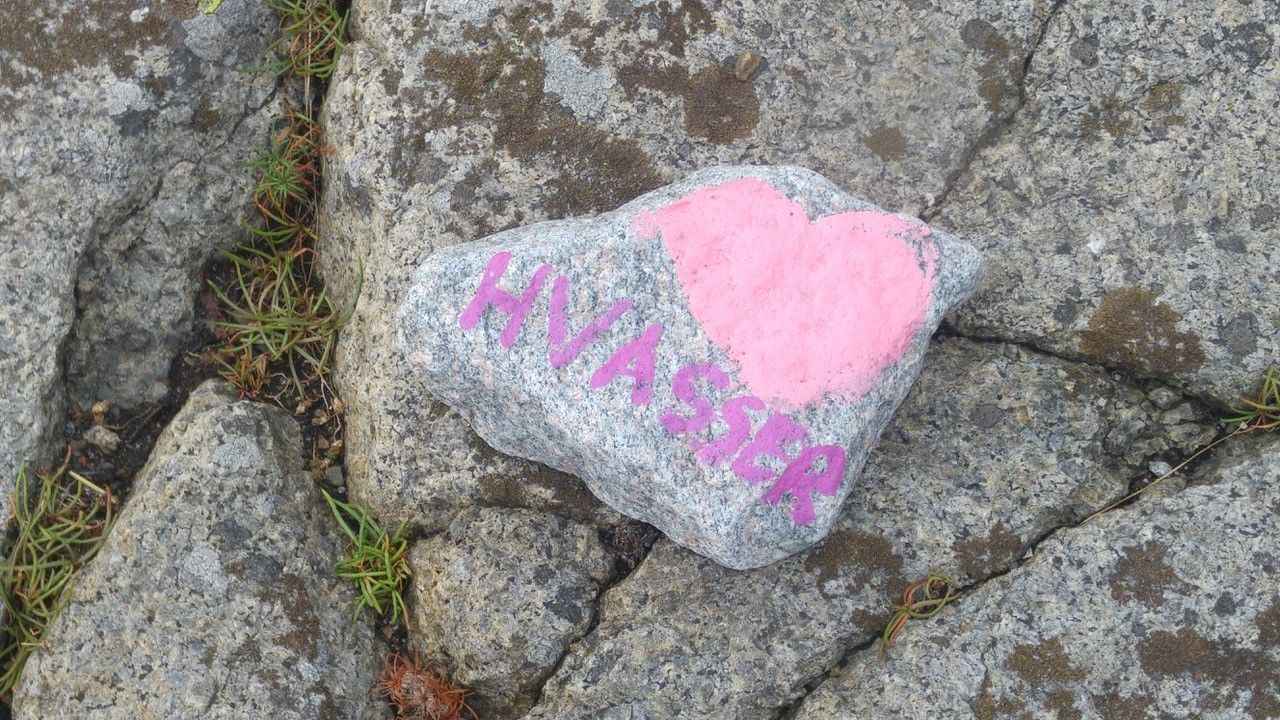 Stein med rosa hjerte og skrift hvor det står "Hvasser"