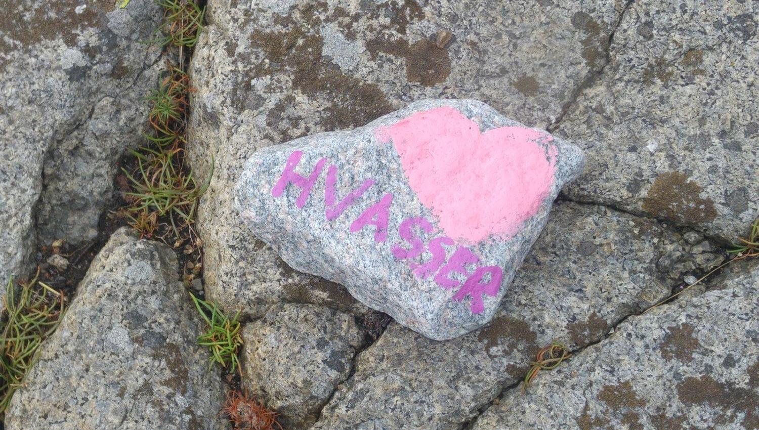 Stein med rosa hjerte og skrift hvor det står "Hvasser"