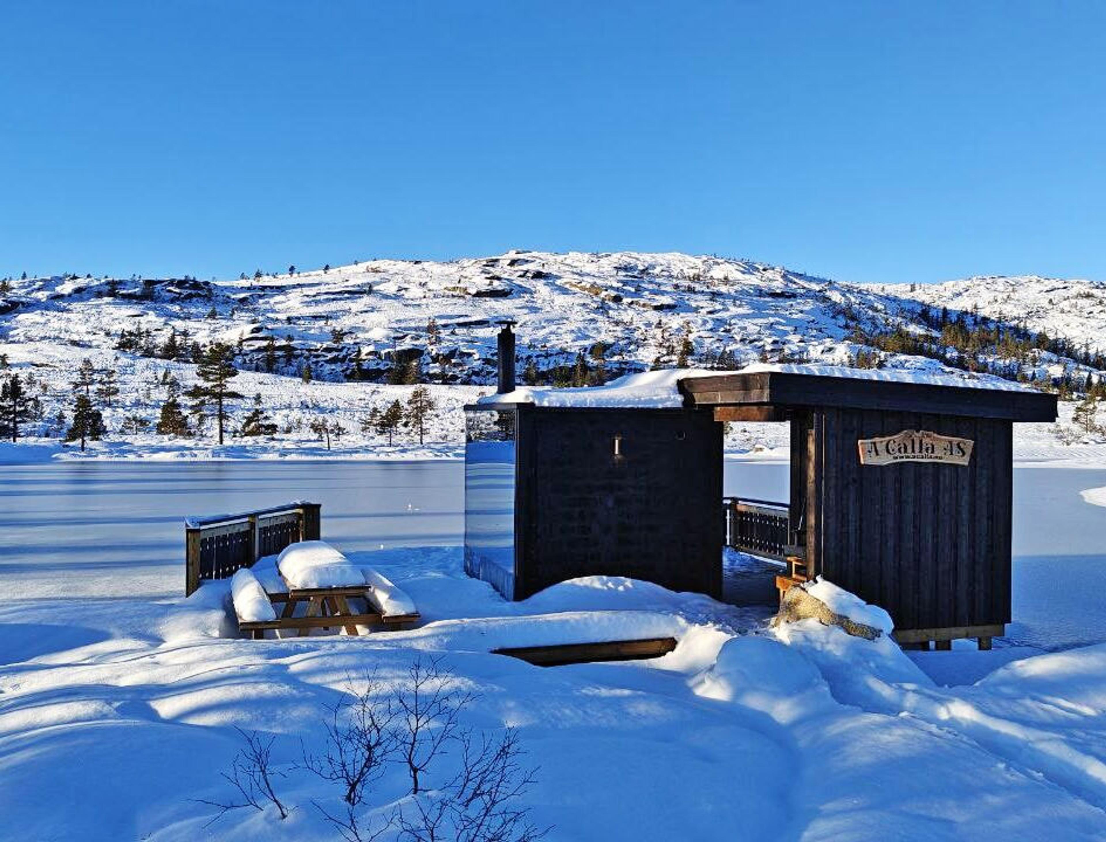 Panorama badstue i vinter med snø