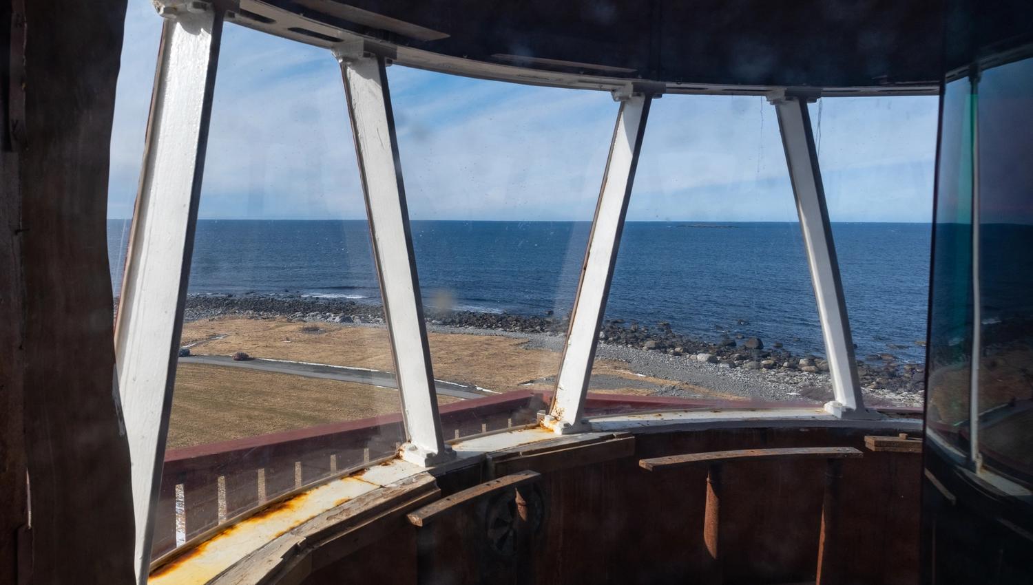 Inne i toppen fra tårnet på Alnes fyr