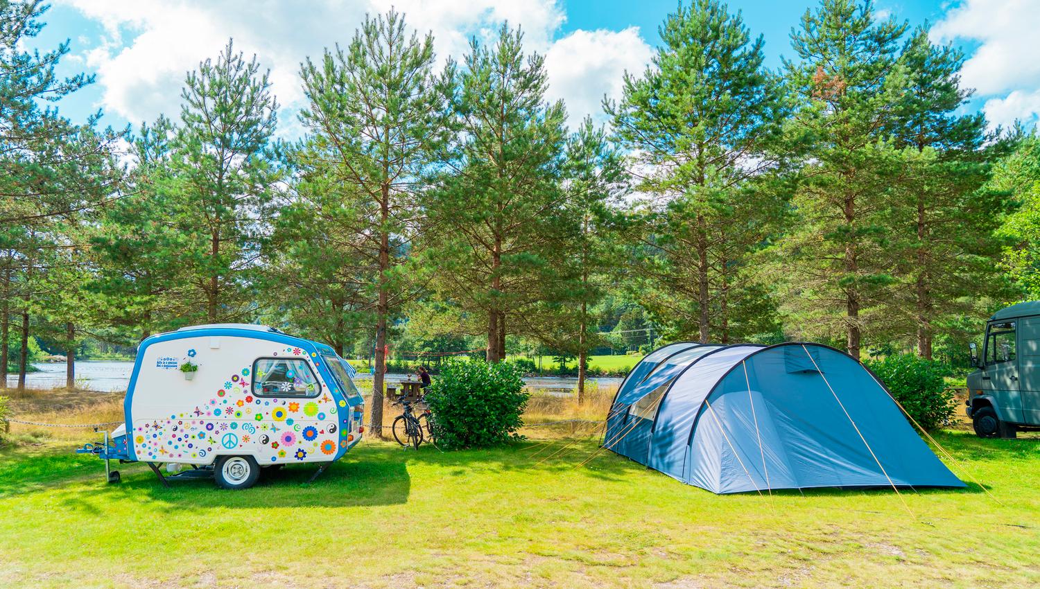 Liten søt blomstrete campingvogn og et telt