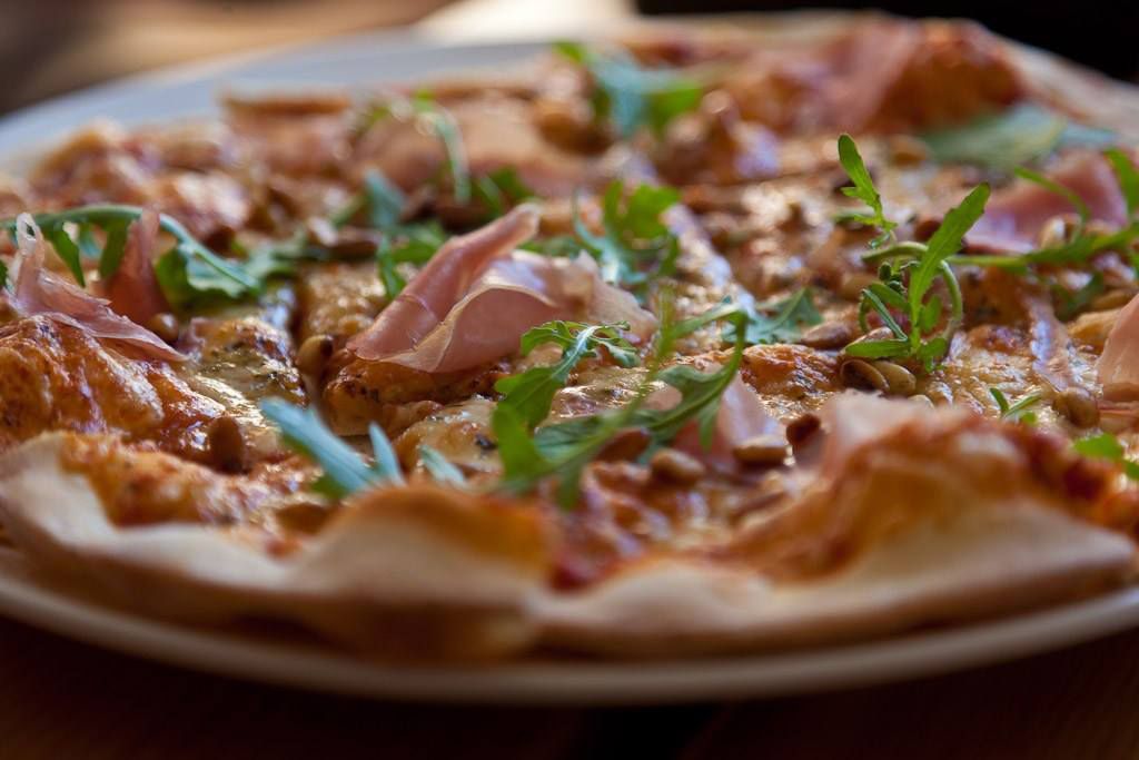 Steinovnsbakt pizza frå Restaurant Meieriet på Kramsjø Gjestgiveri, laga med ferske lokale råvarer.