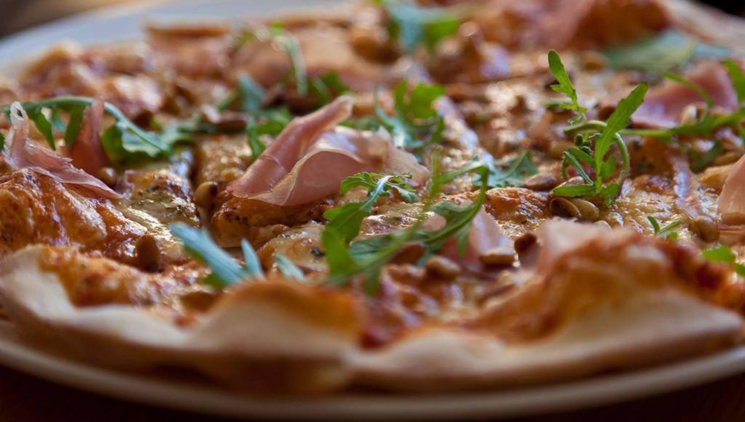 Steinovnsbakt pizza frå Restaurant Meieriet på Kramsjø Gjestgiveri, laga med ferske lokale råvarer.