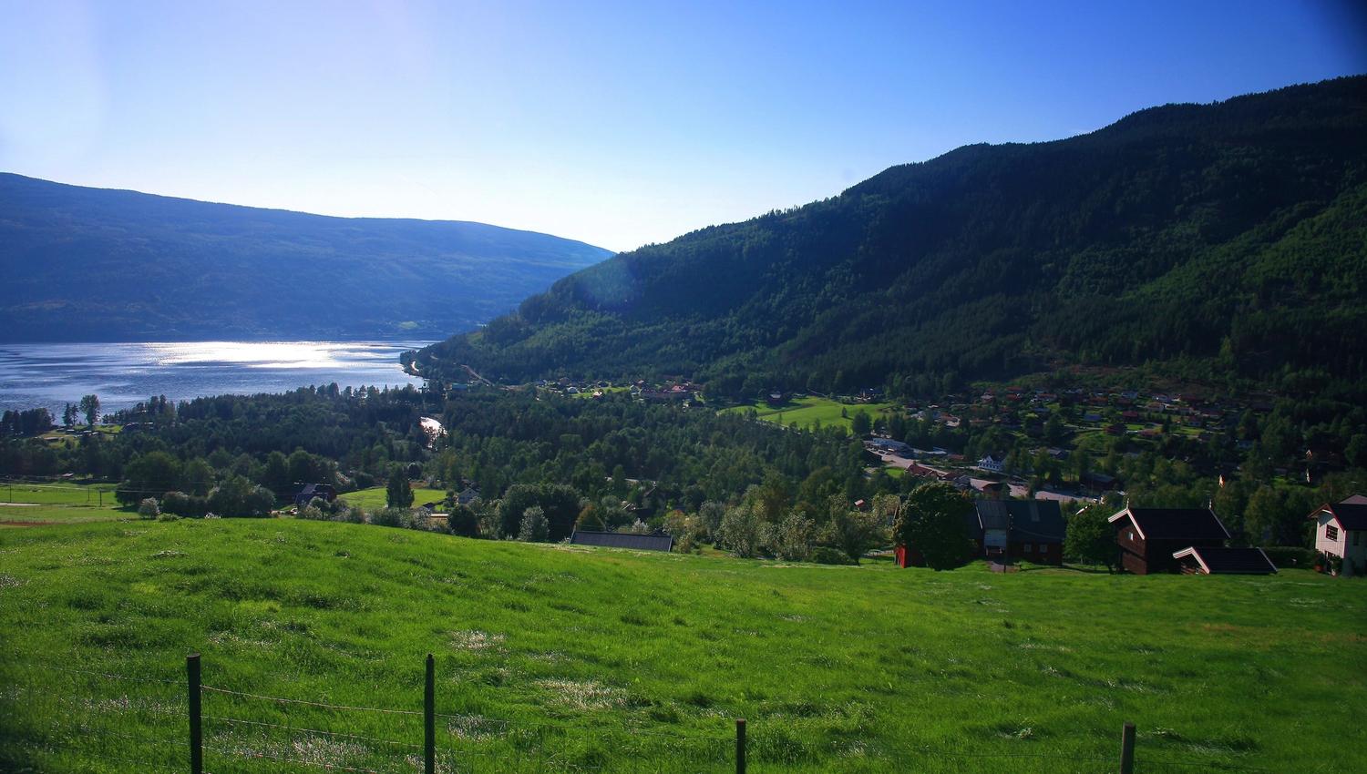 Austbygda Bakeri ligger midt i Tinn Austbygd sentrum. Det er en koselig kafè og bakeri hvor man kan nyte mye godt til kaffen.