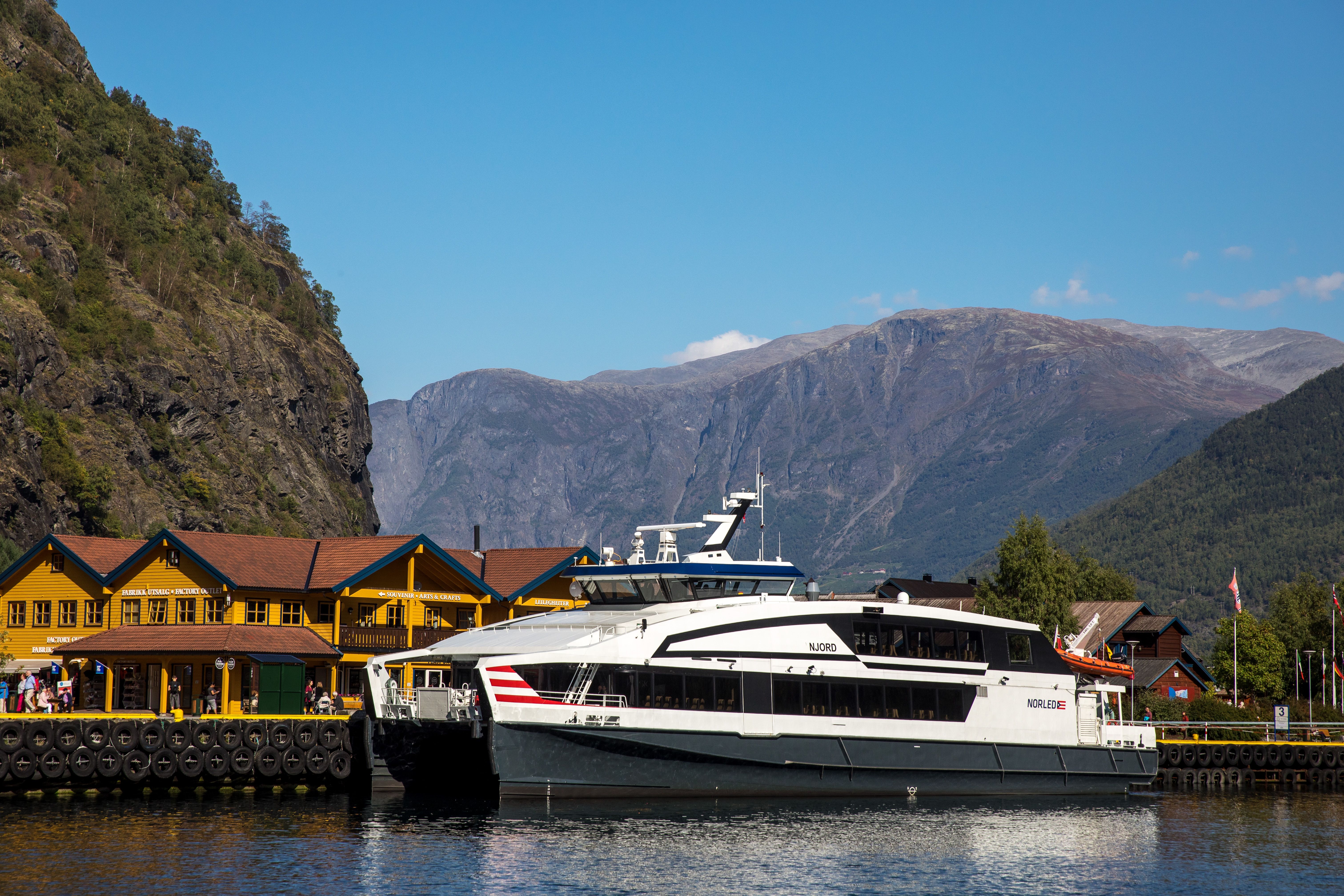 Båten til kai i Flåm sentrum