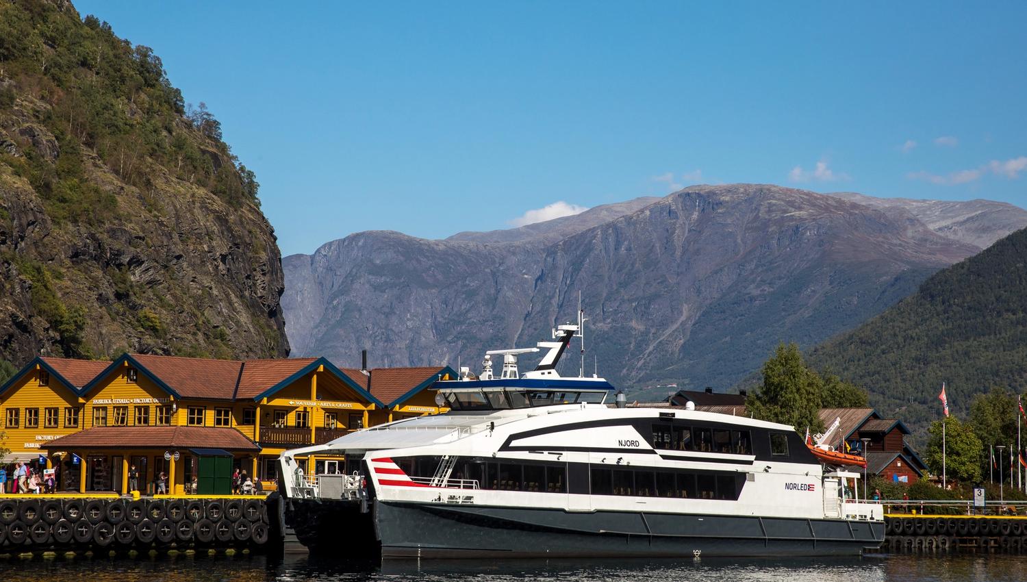Båten til kai i Flåm sentrum