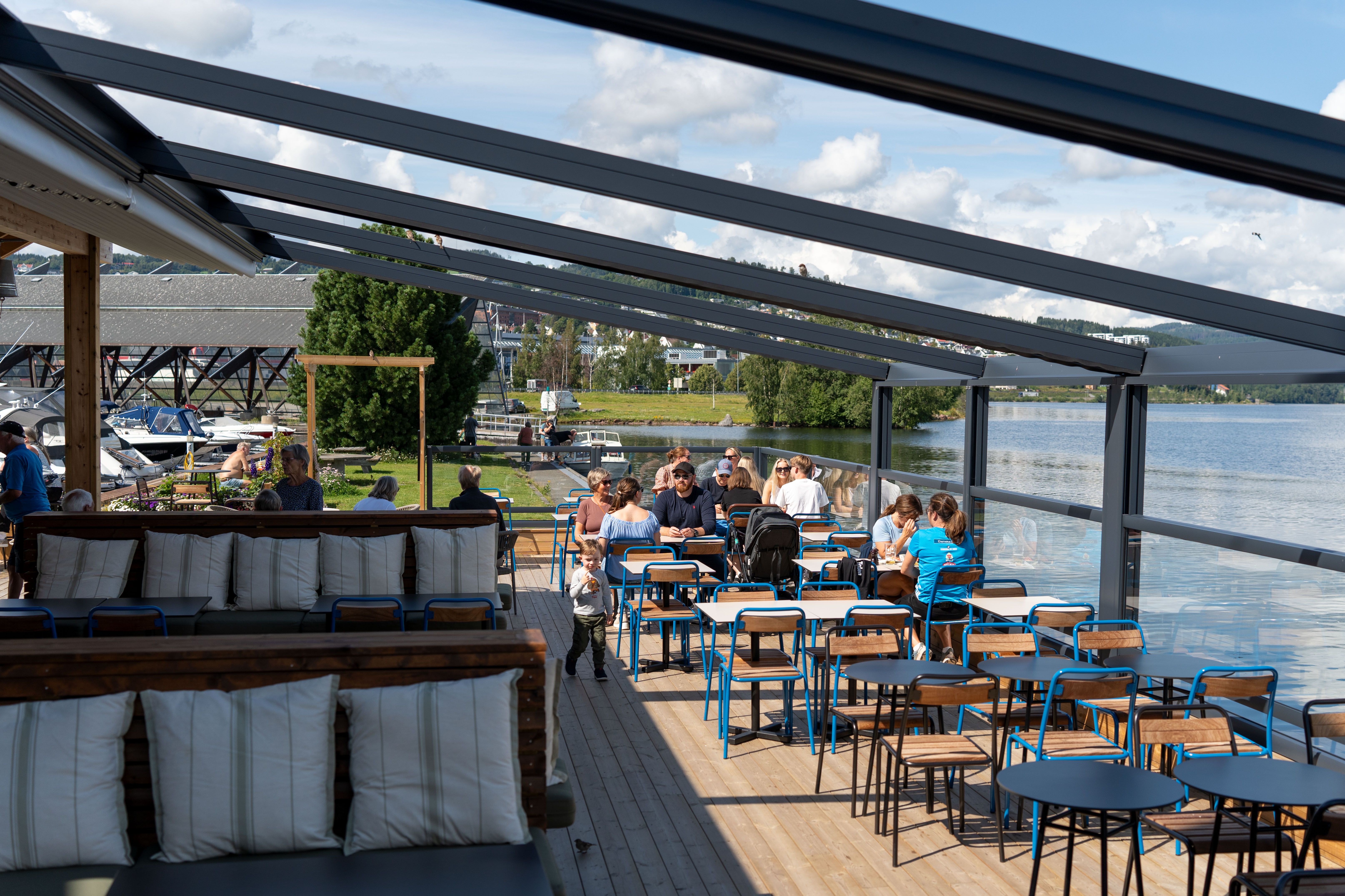 Brygga Gjøvik. Uterestaurant ved Skibladnerbrygga