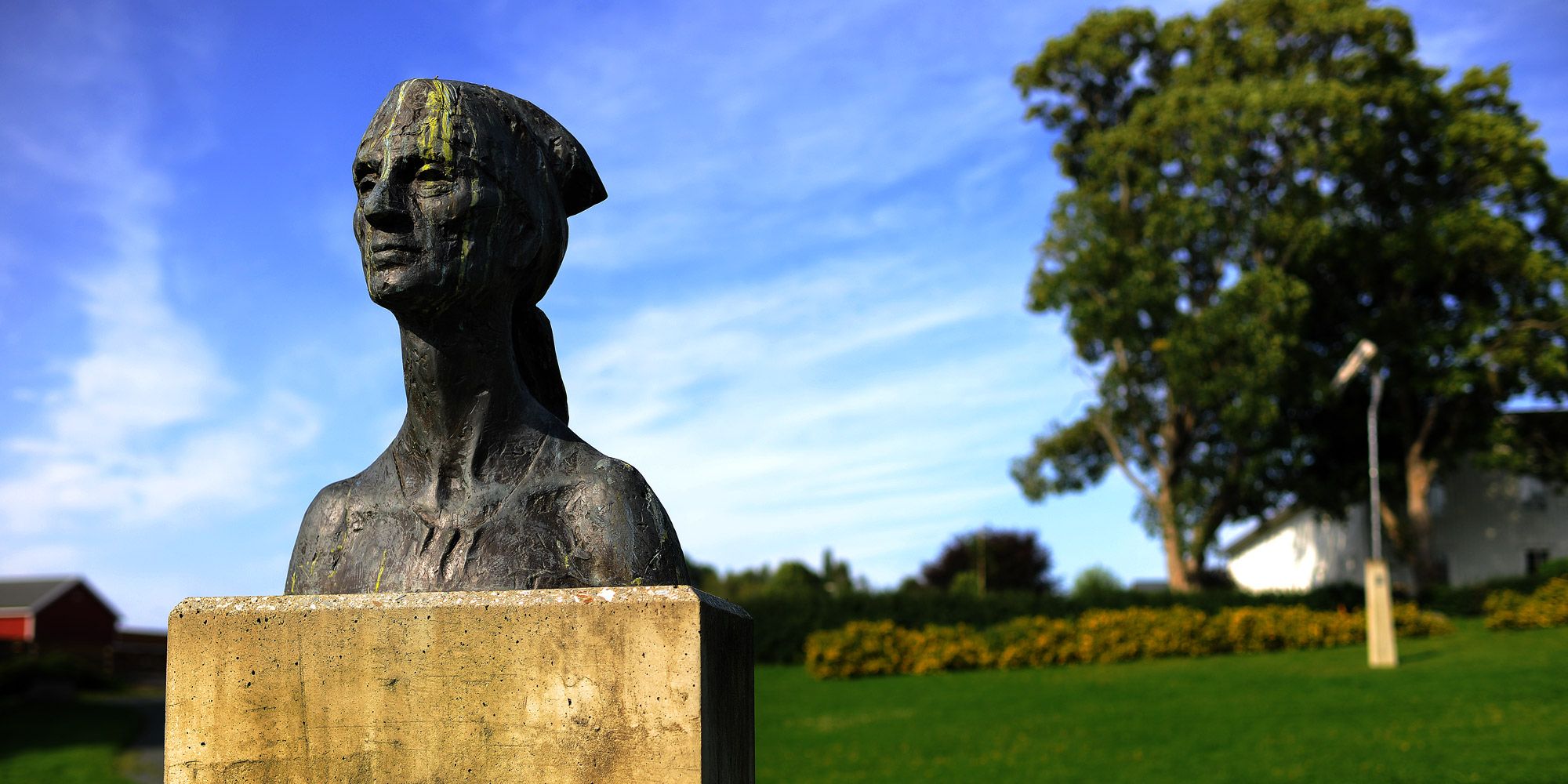 Arbeiderkvinnen - Skulptur i Muustrøparken av Nils Aas.
