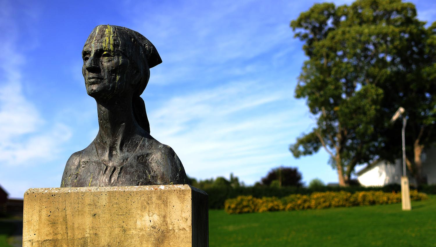 Arbeiderkvinnen - Skulptur i Muustrøparken av Nils Aas.