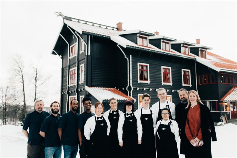 employees in front of Tuddal Høyfjellshotel in the winter 