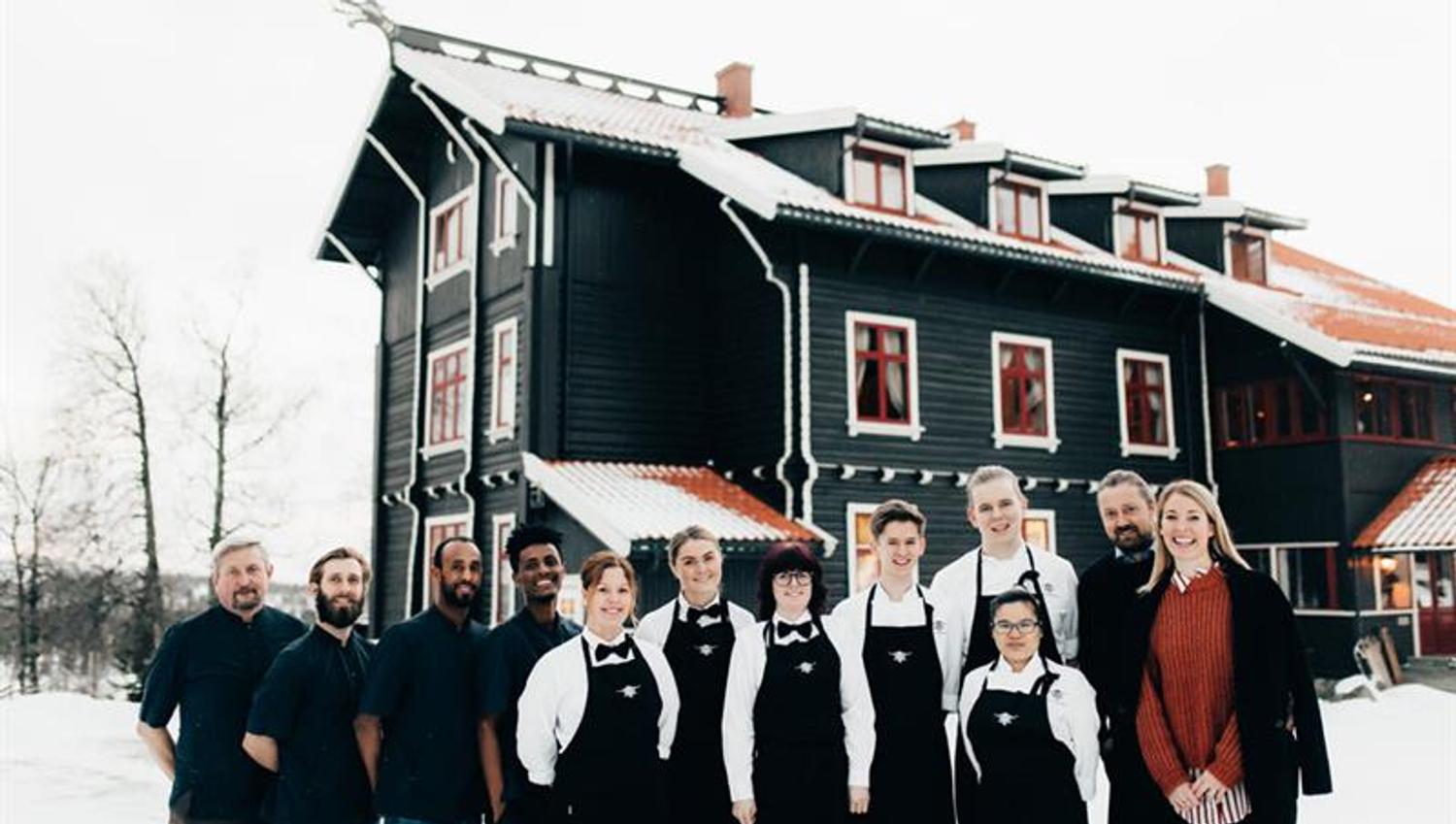 employees in front of Tuddal Høyfjellshotel in the winter