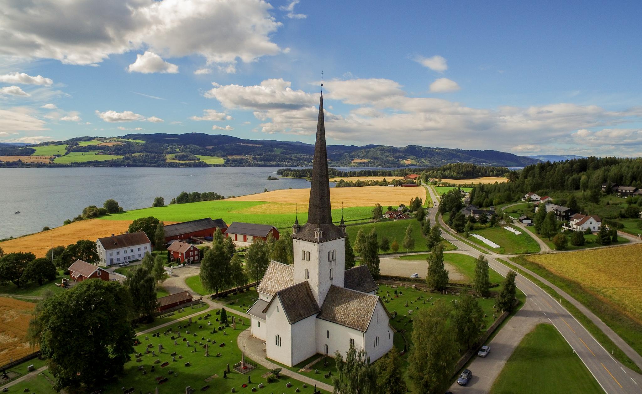 Ringsaker kirke (dronebilde)