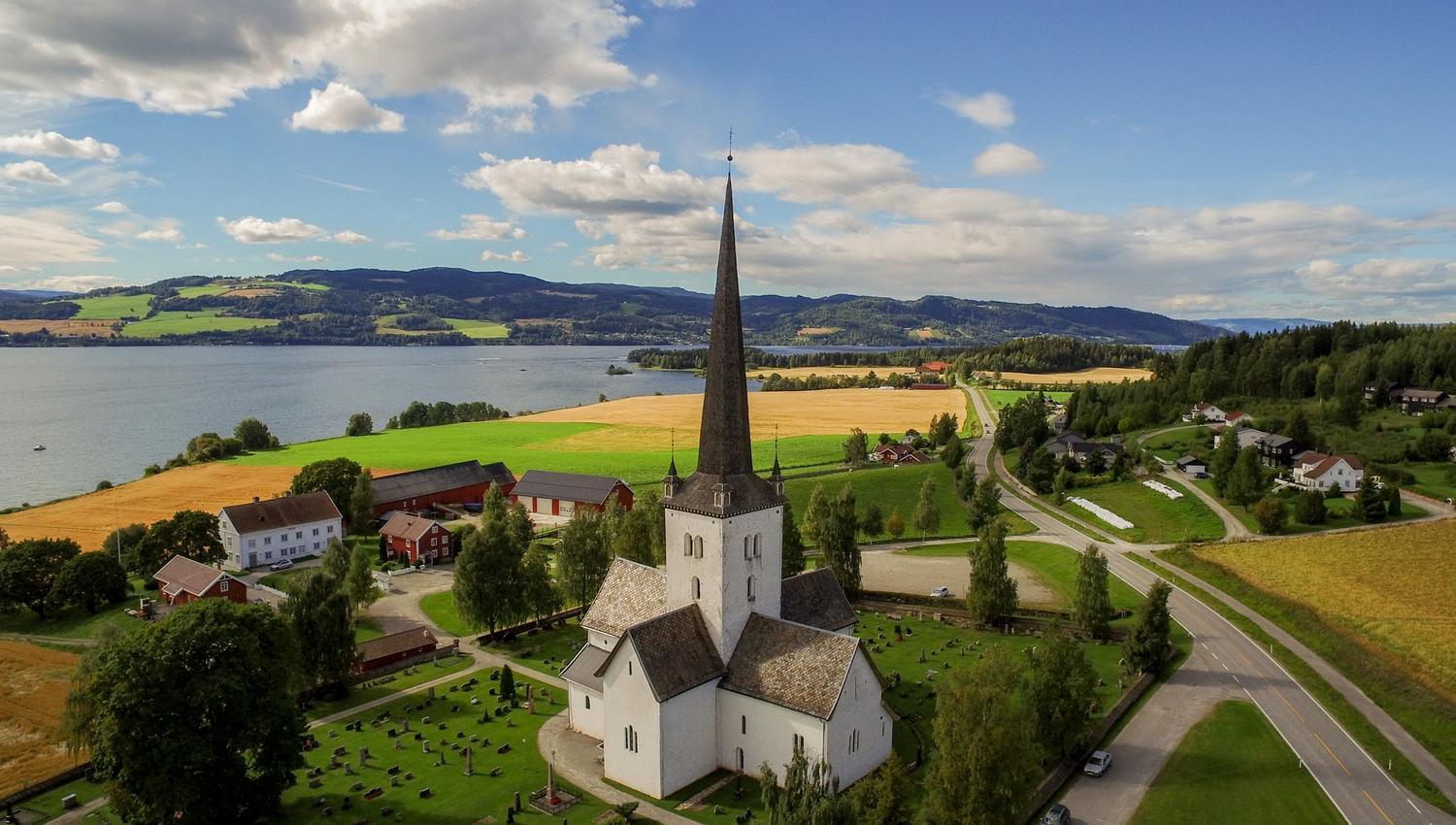 Ringsaker kirke (dronebilde)