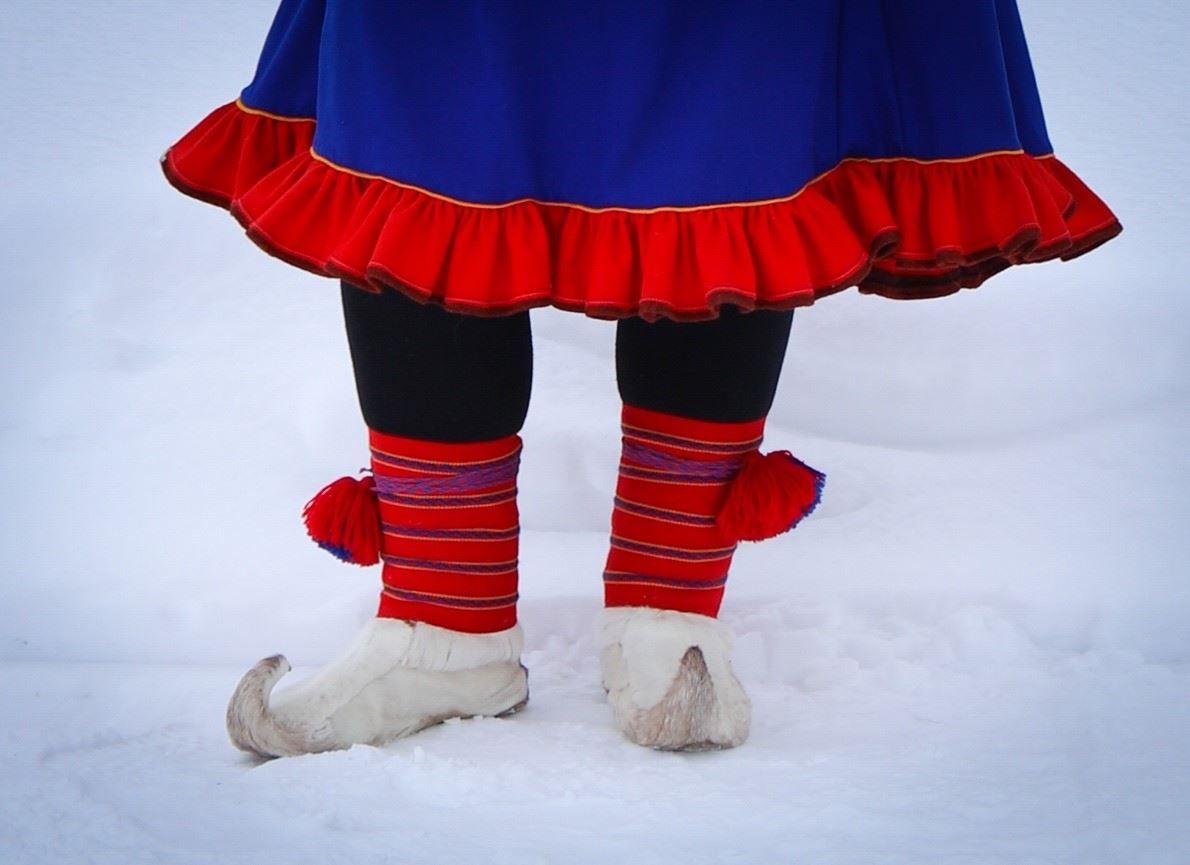 Tradisjonelle vuoddagat (skallebånd) med mønster vevet på samisk vis, og holbi (koftekant) på gákti (kofte), begge fra Karasjok området.