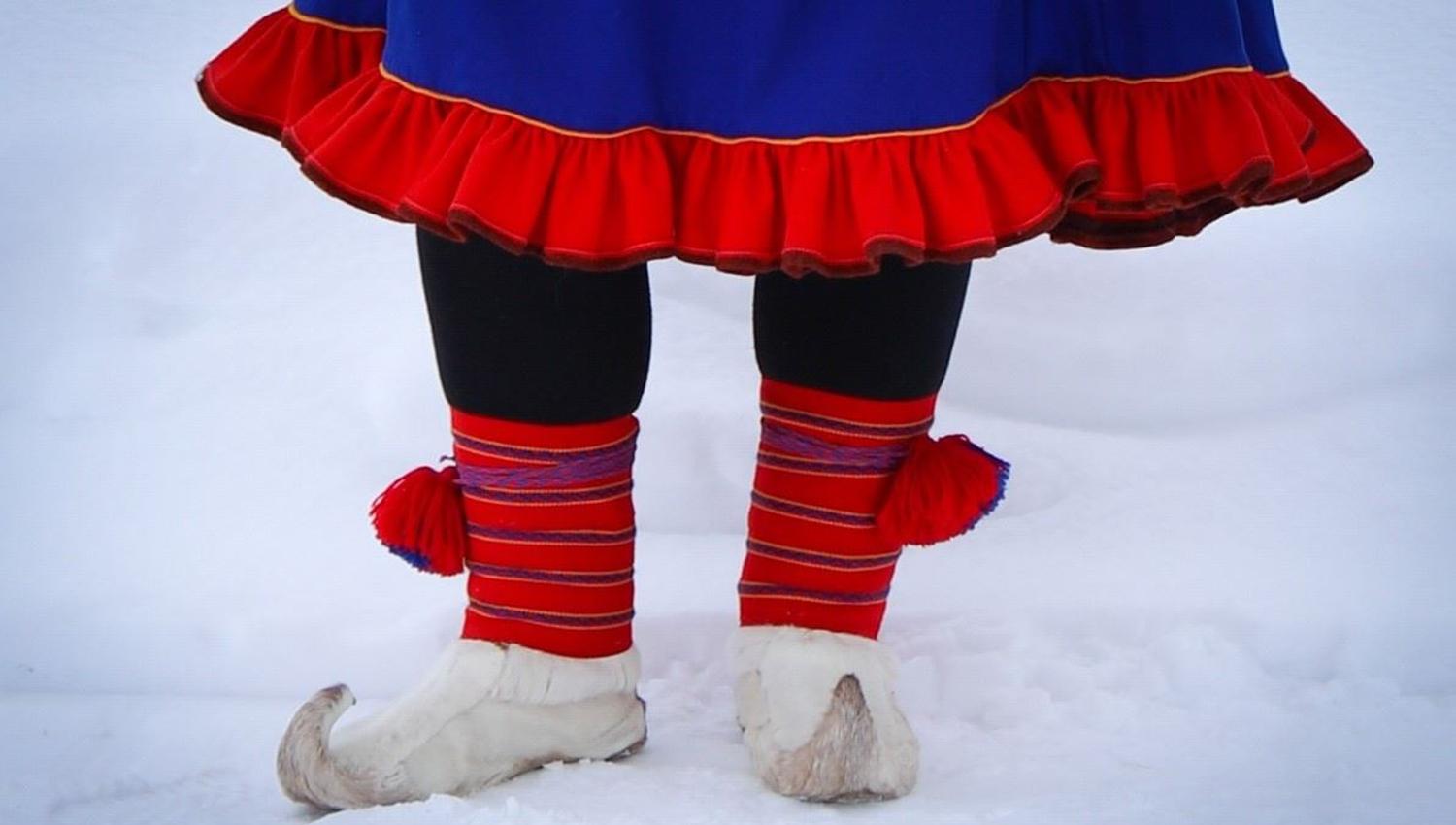 Tradisjonelle vuoddagat (skallebånd) med mønster vevet på samisk vis, og holbi (koftekant) på gákti (kofte), begge fra Karasjok området.