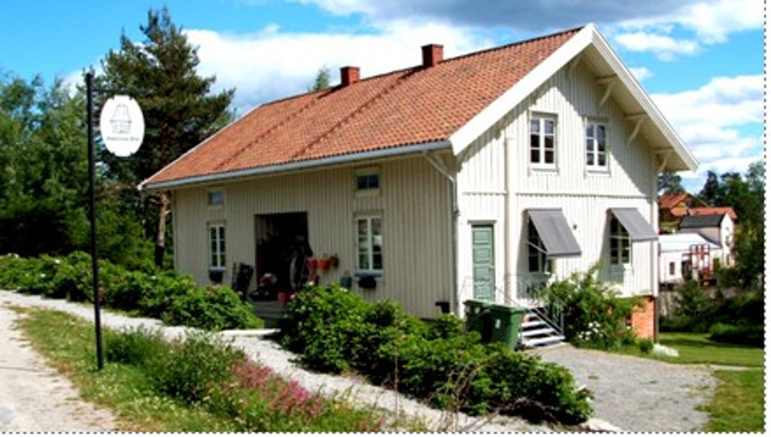 Bilde av bygningen, hvitt hus