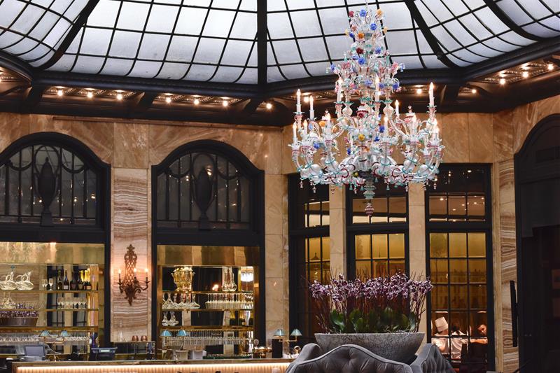 Palmen restaurant glasstak og lysekrone