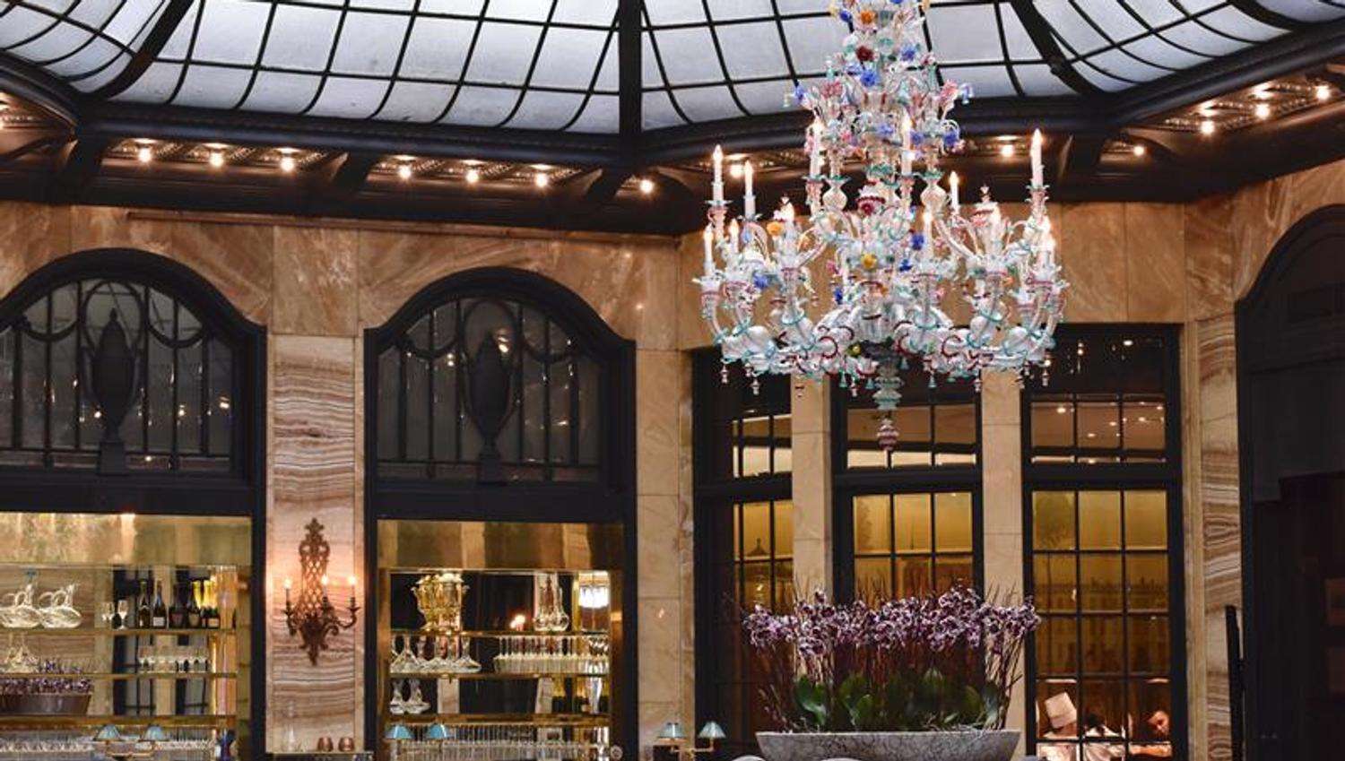 Palmen restaurant glasstak og lysekrone