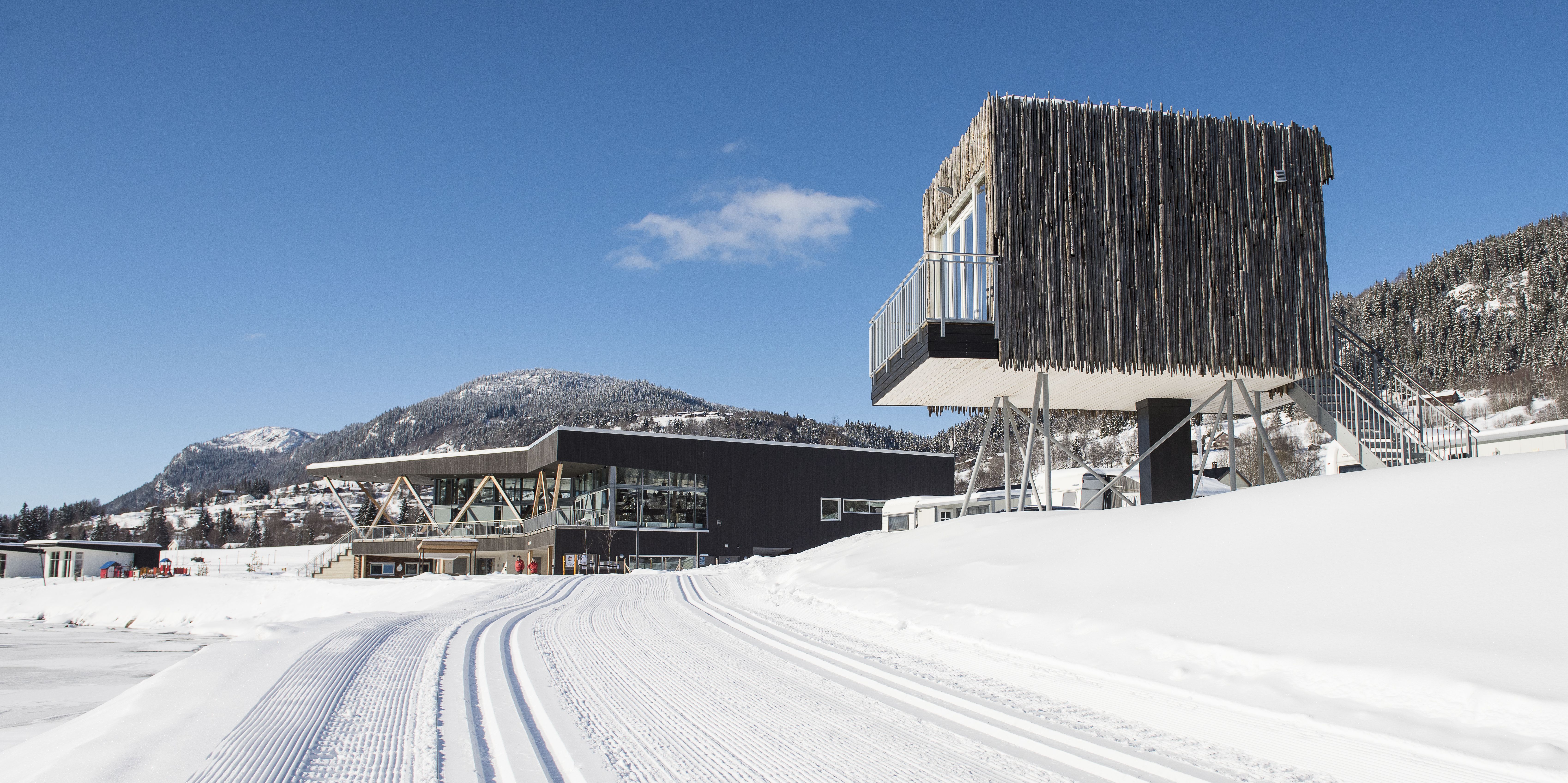 Skispor frå styltehytta mot servicebygg