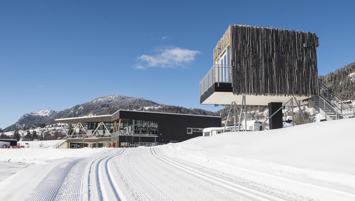 Skispor frå styltehytta mot servicebygg