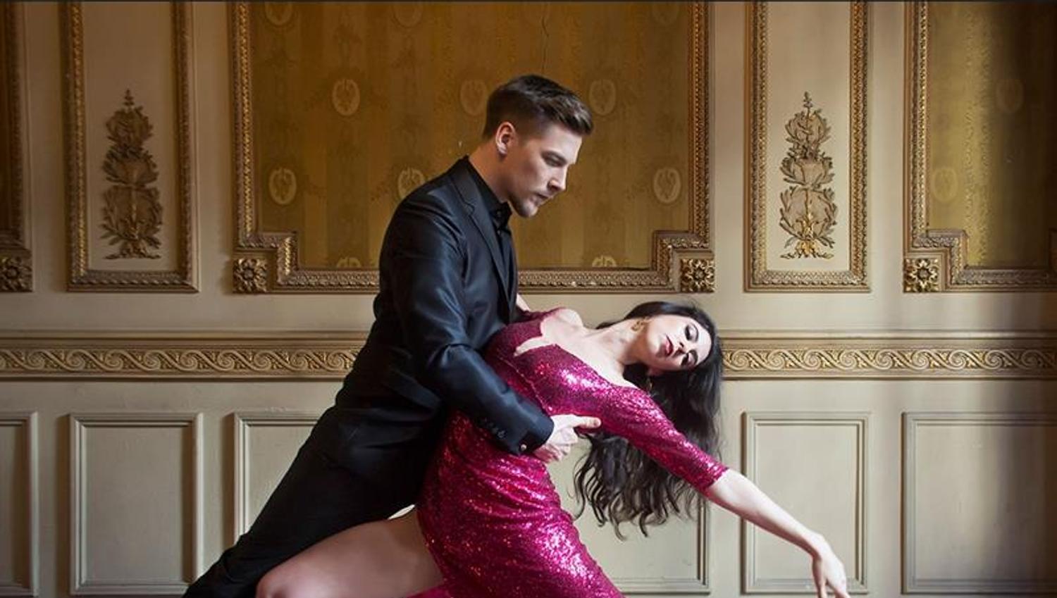 mann i dress og kvinne i rosa kjole danser tango