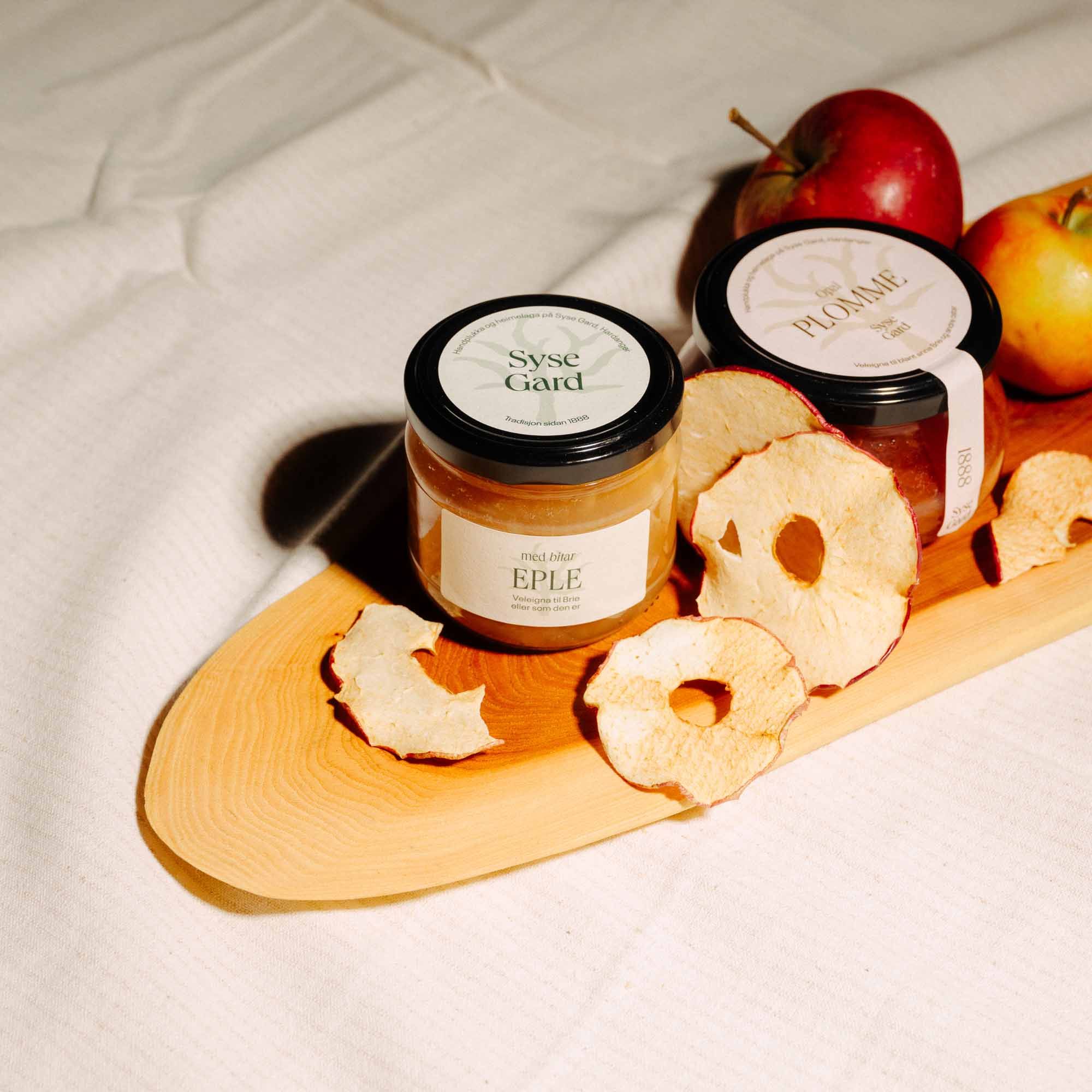 Syltetøy av eple og plomme frå Syse Gard, laga med lokale råvarer.