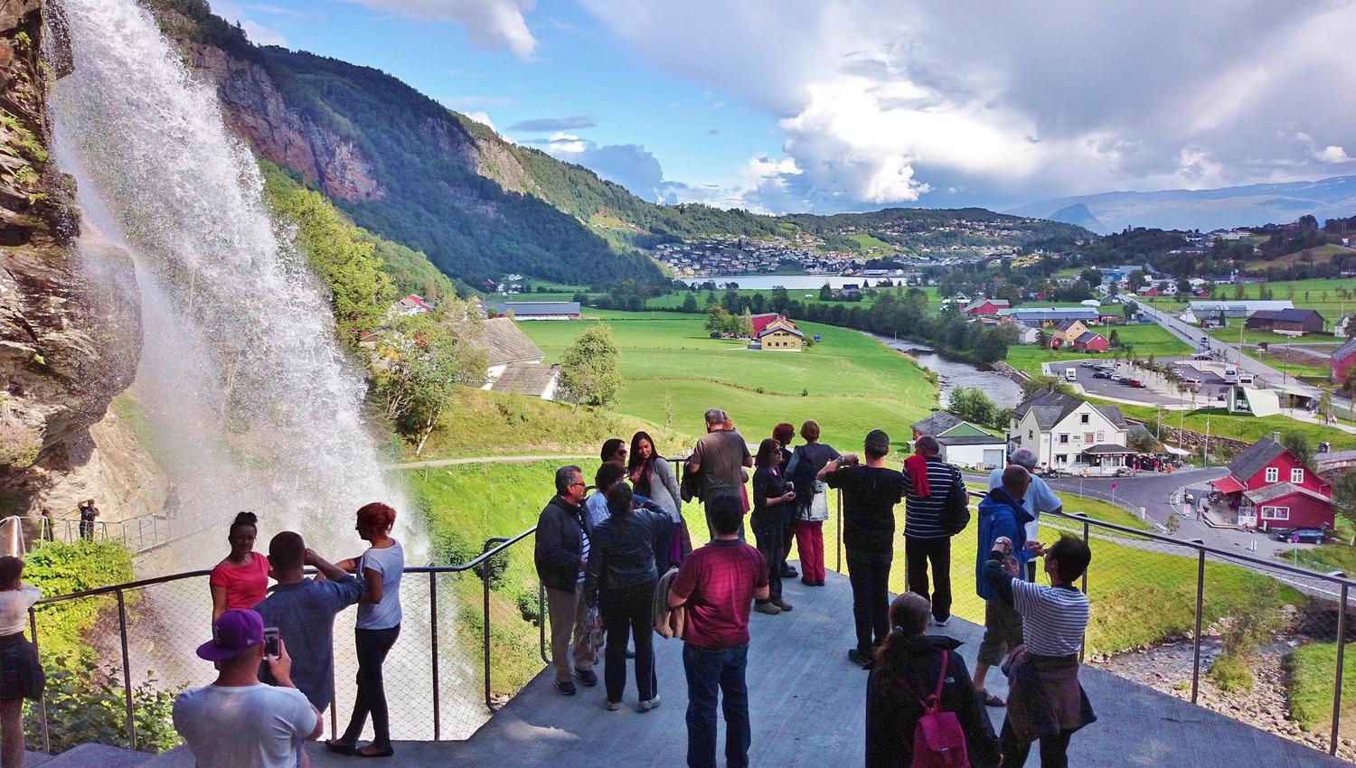 Utsiktspunkt fra Steinsdalsfossen i Hardanger.