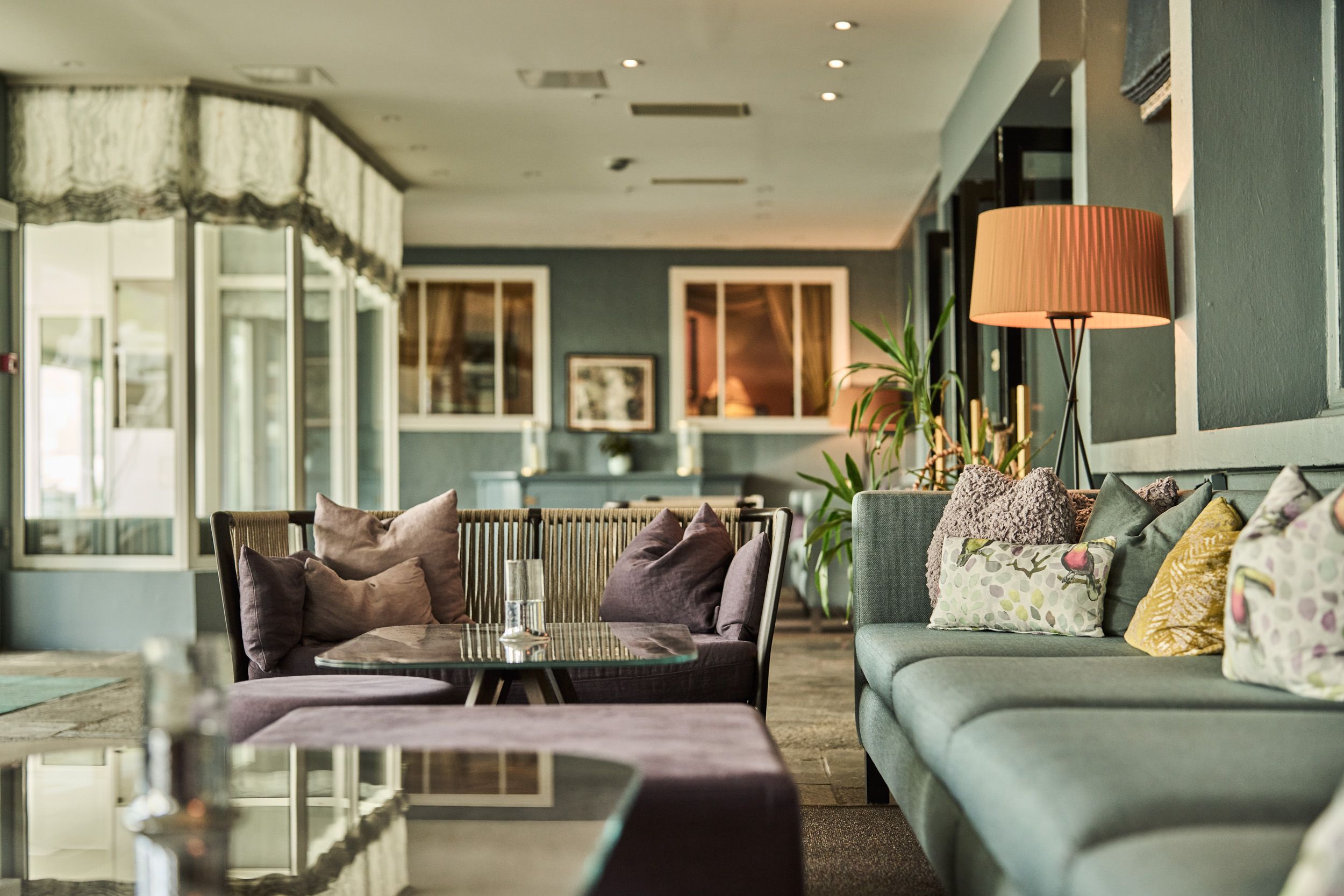 Hyggeleg loungeområde med sofaer og puter på Hotel Ullensvang.