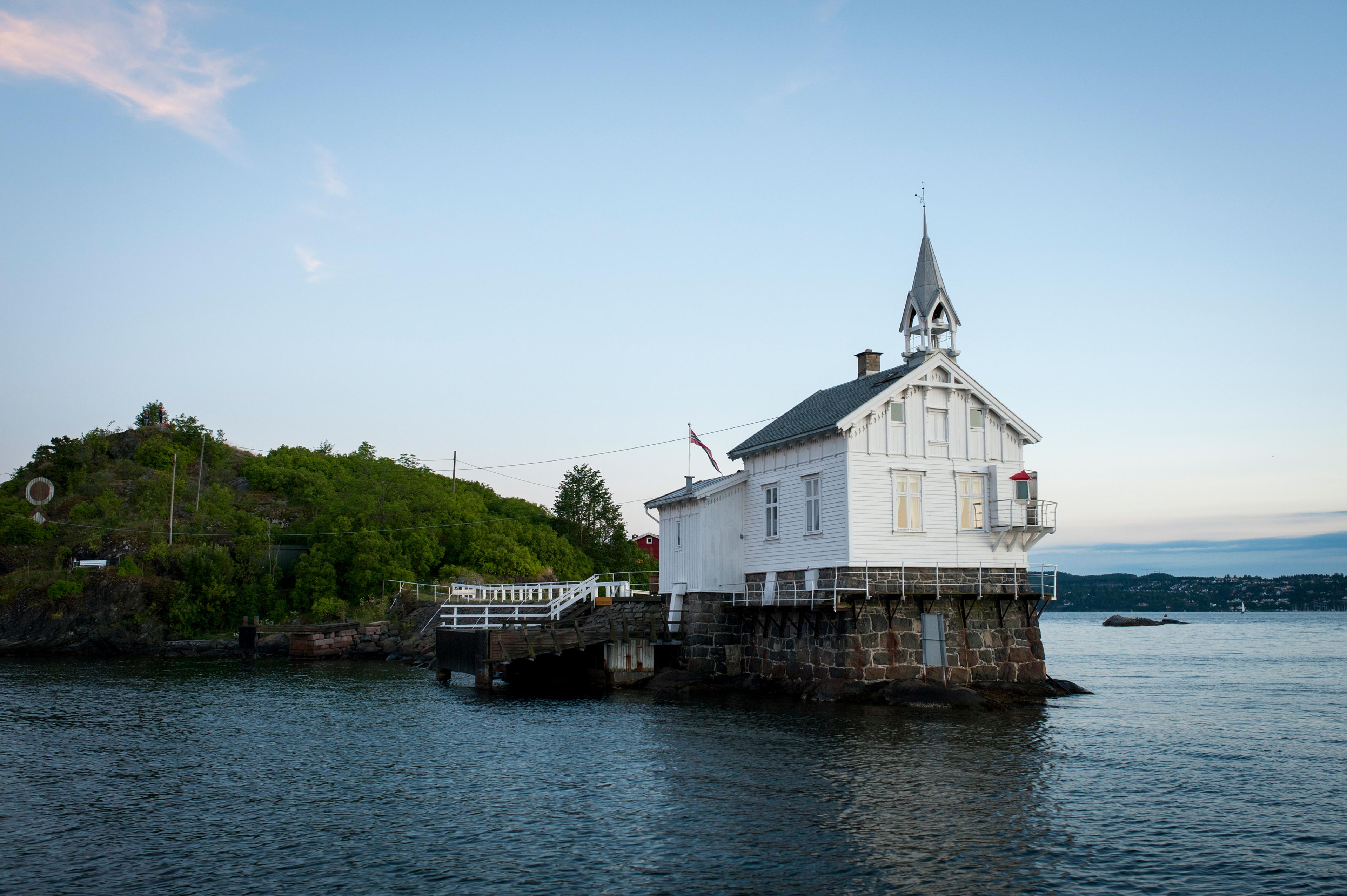 Small white lighthouse in front of Heggholmen.