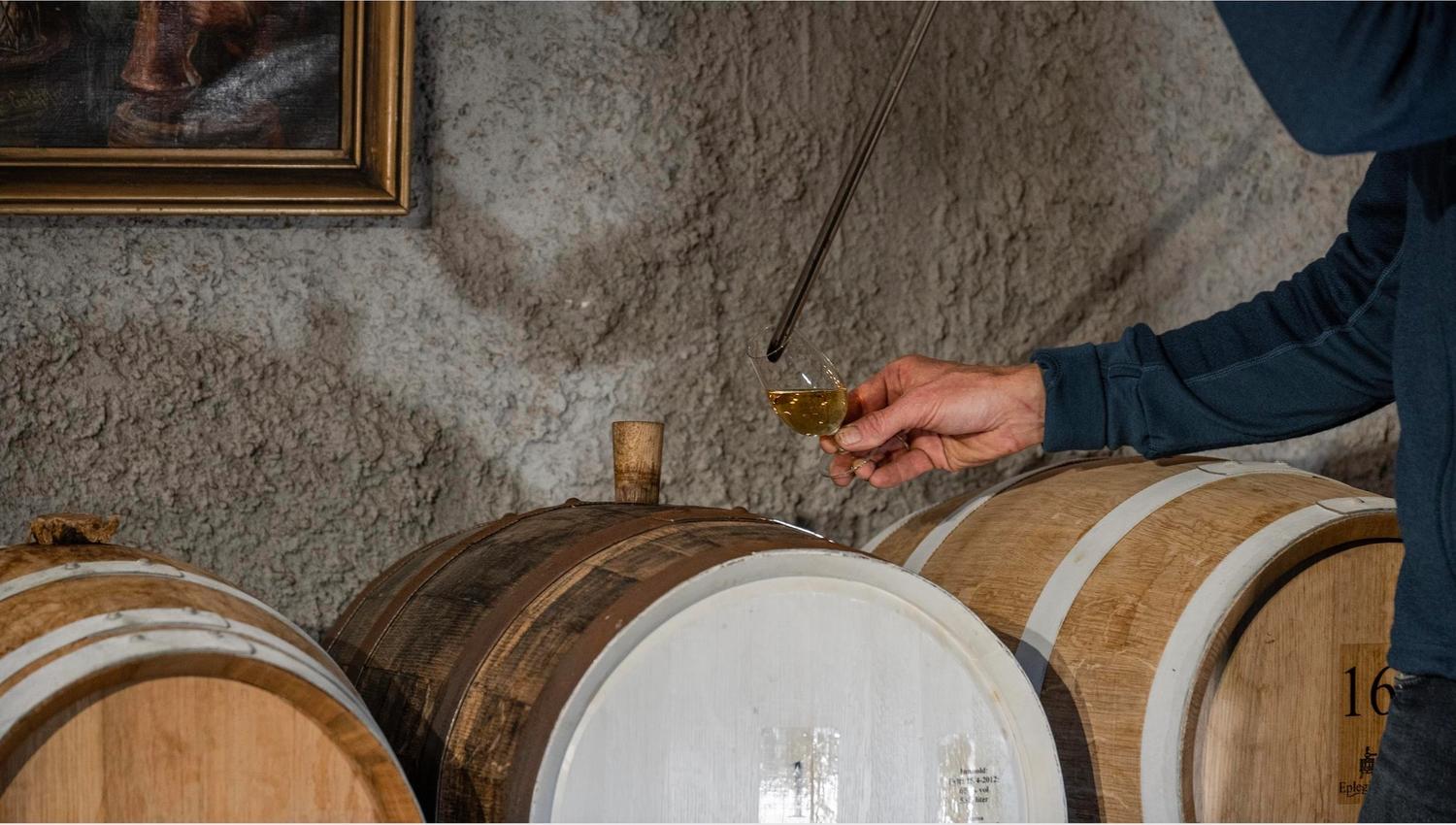 Liqour in glas and oak barrels