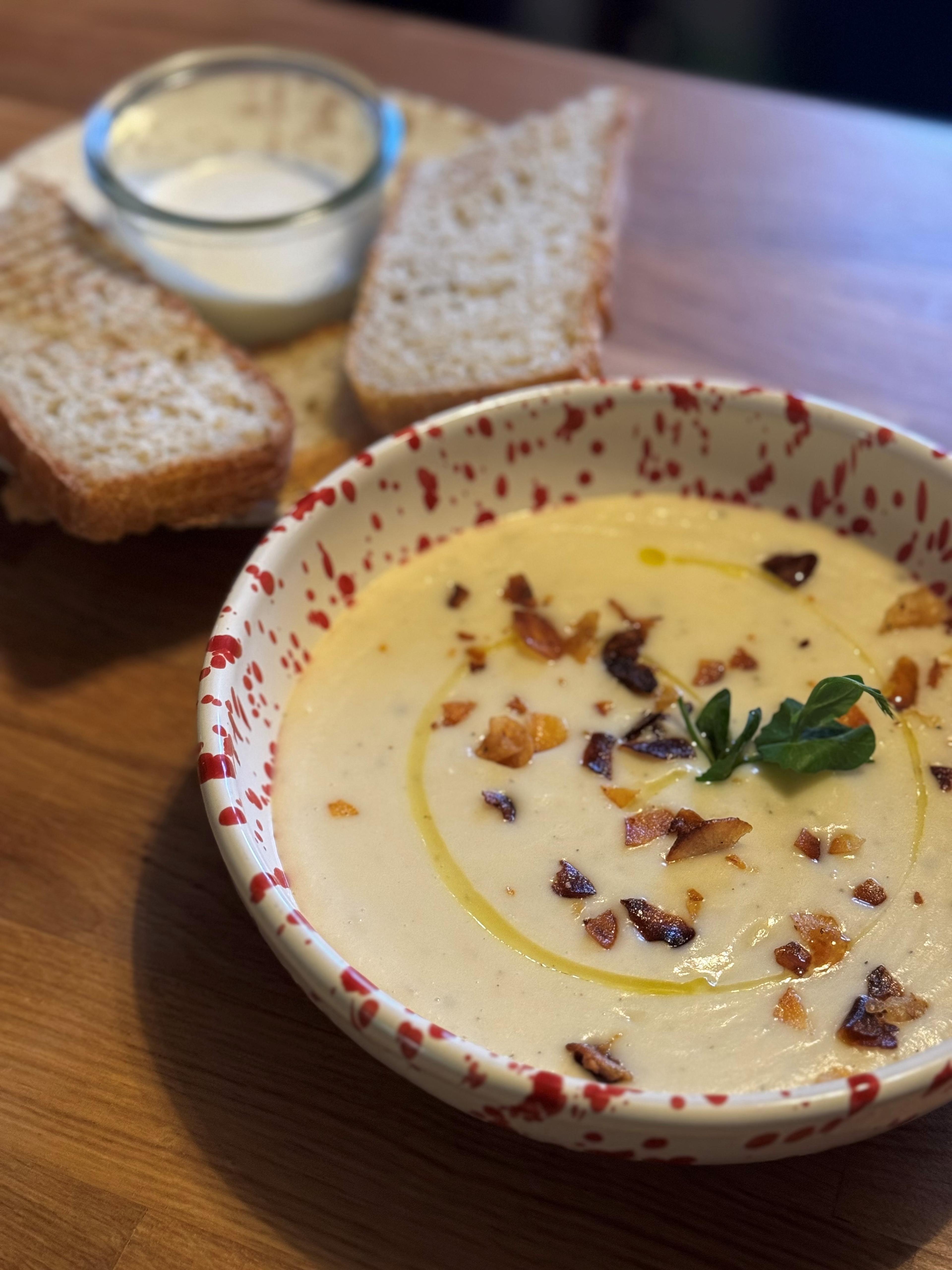 Norvald kafe og vinhus på Gjøvik Gård. Kremet suppe med brød.