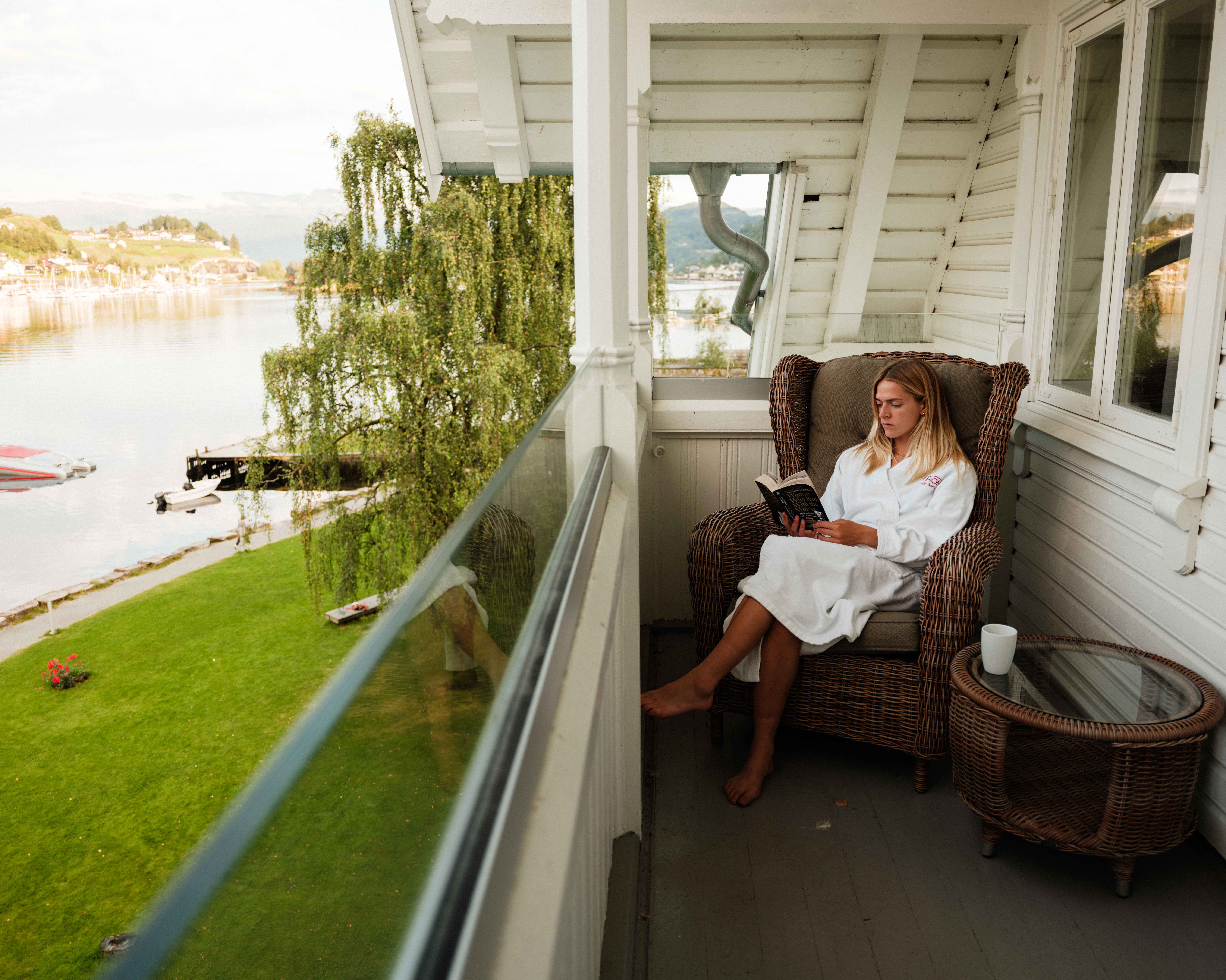 Avslapping på balkongen med fjordutsikt på Thon Hotel Sandven – ein stille morgon ved Hardangerfjorden.