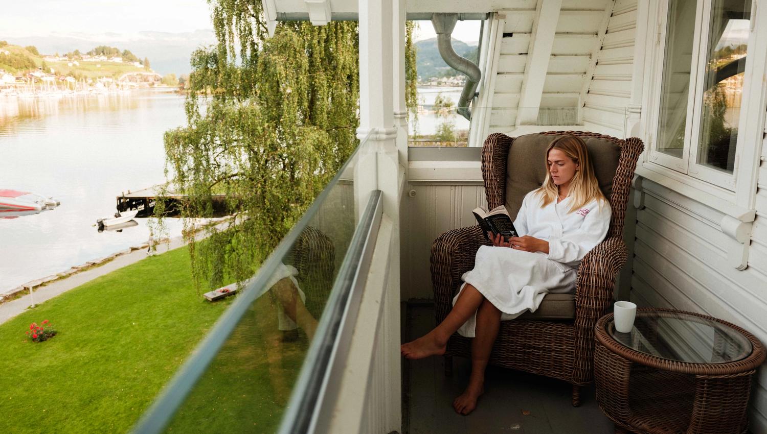 Avslapping på balkongen med fjordutsikt på Thon Hotel Sandven – ein stille morgon ved Hardangerfjorden.
